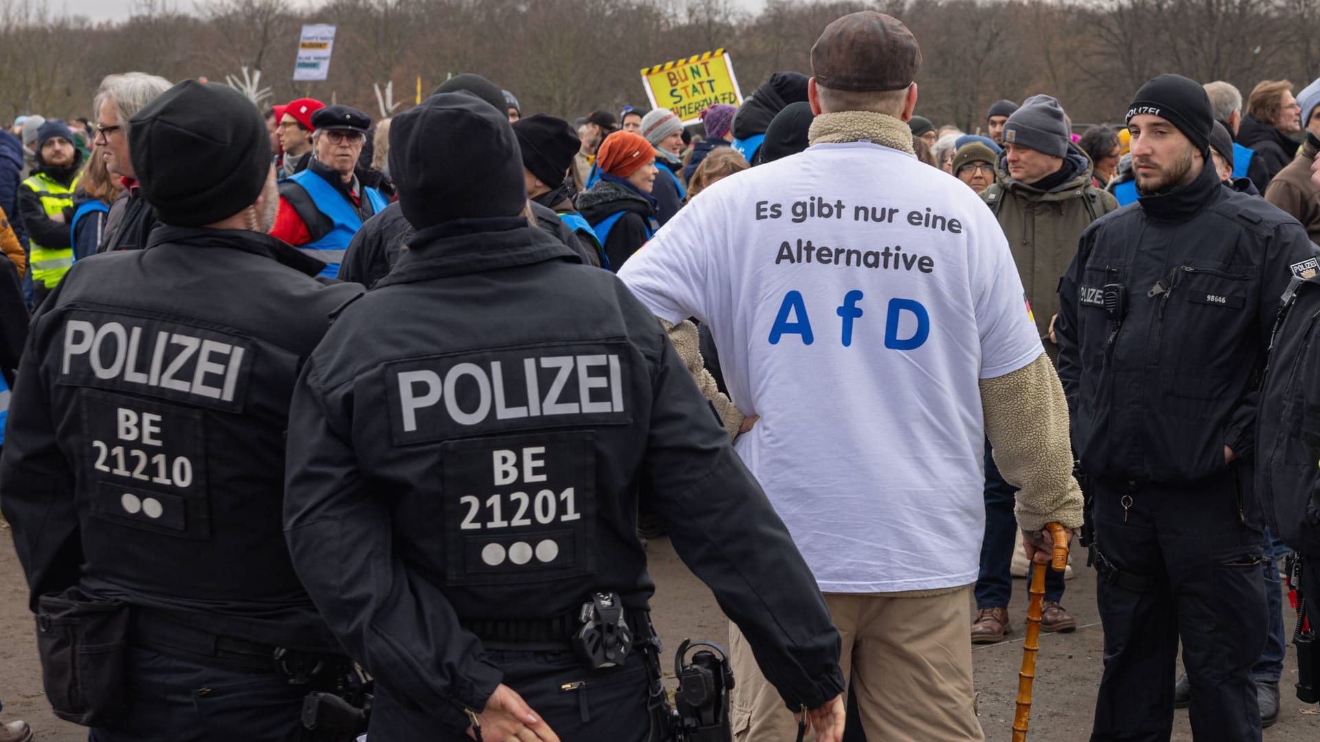 Polizisten neben Mann mit AfD-Shirt (Symbolbild): In Berlin kam es zu einer Auseinandersetzung.