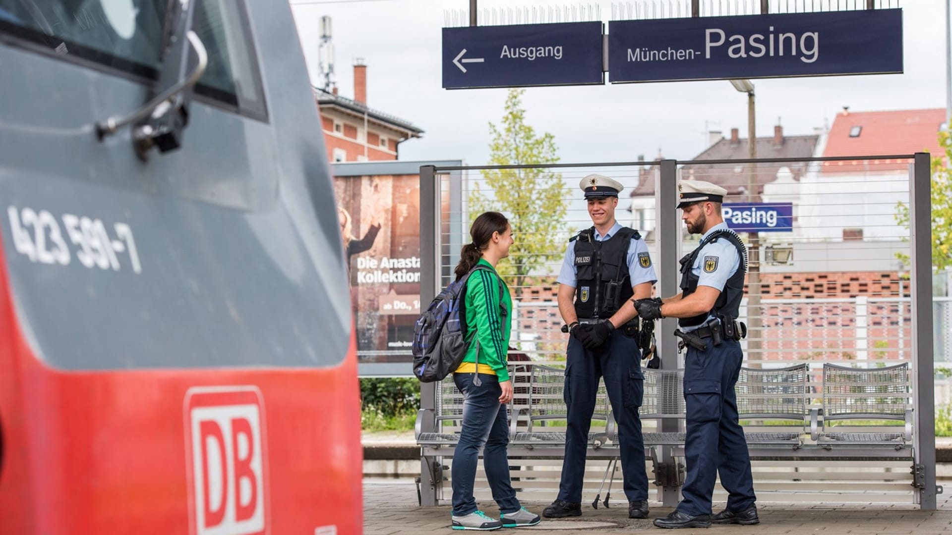 Die Bundespolizei kontrolliert einen Fahrgast auf dem Bahnsteig in Pasing (Symbolbild). Am Dienstag geriet ein junger Mann unter Verdacht.