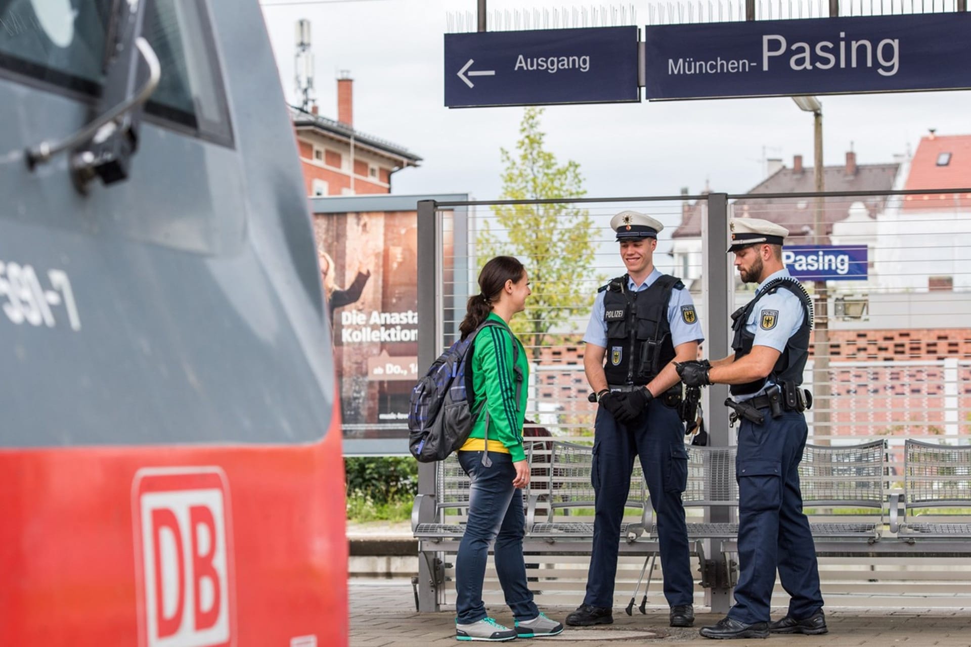 Die Bundespolizei kontrolliert einen Fahrgast auf dem Bahnsteig in Pasing (Symbolbild). Am Dienstag geriet ein junger Mann unter Verdacht.