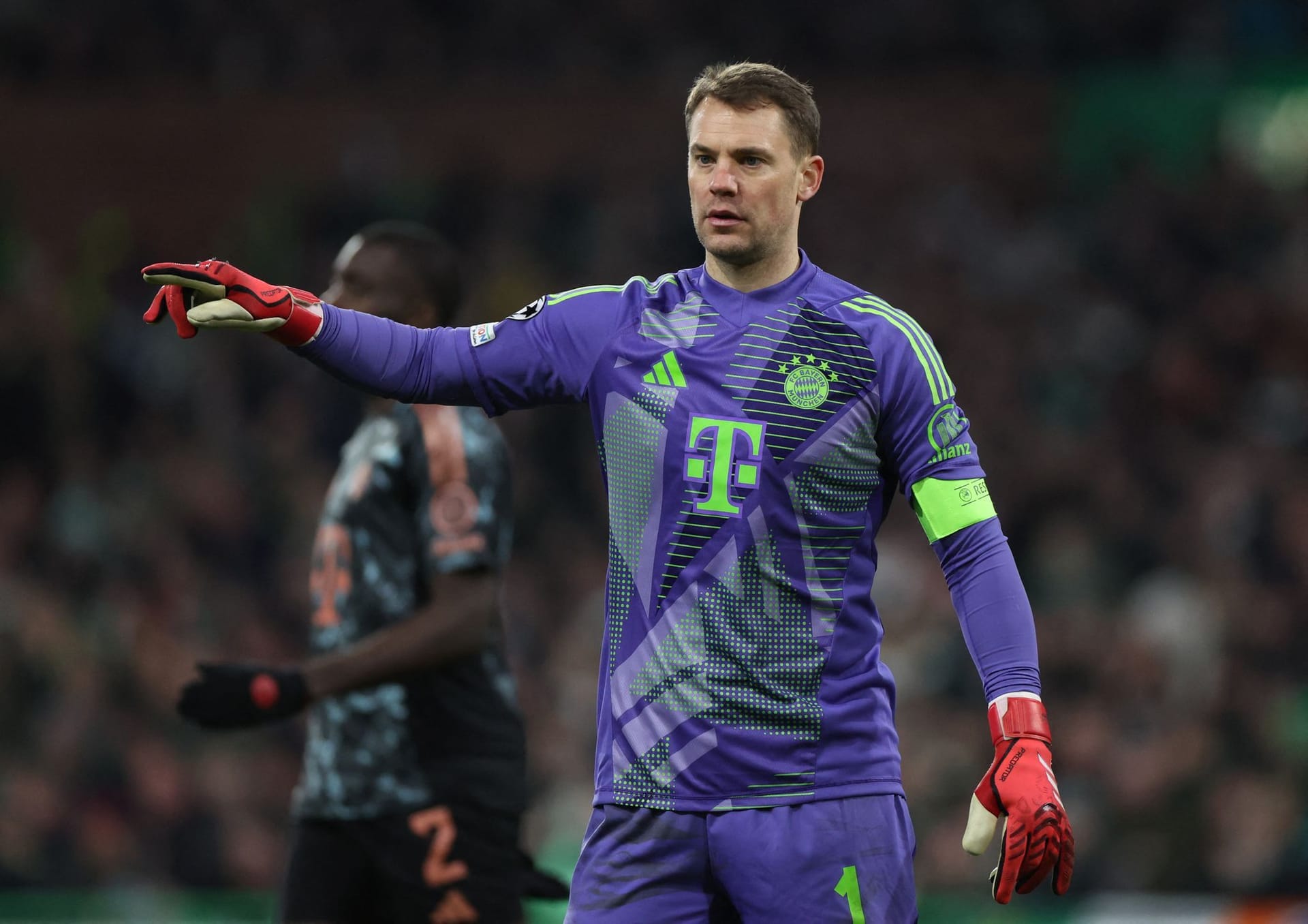 Manuel Neuer: Feierte mit 38 Jahren sein Debüt im Celtic Park. Nach ein paar Sekunden lag der Ball schon in seinem Tor – zählte aber nicht wegen Abseits. Danach war er lange quasi beschäftigungslos. Am Ende mit ein paar Unkonzentriertheiten. Einmal wurde er umspielt (74.), einmal sprang er am Ball vorbei (81.). Reklamierte vergeblich beim Gegentor. In der Nachspielzeit stand er dann goldrichtig. Note 3