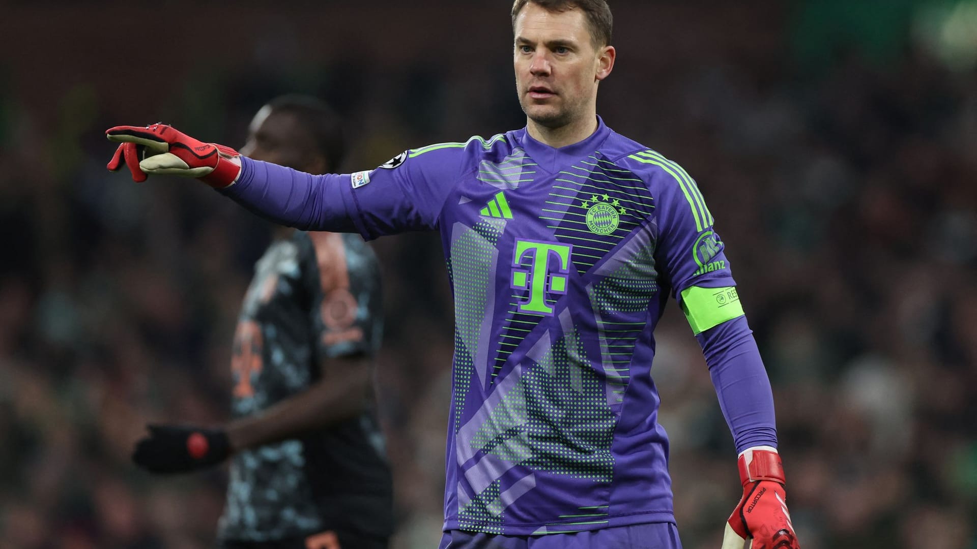 Manuel Neuer: Feierte mit 38 Jahren sein Debüt im Celtic Park. Nach ein paar Sekunden lag der Ball schon in seinem Tor – zählte aber nicht wegen Abseits. Danach war er lange quasi beschäftigungslos. Am Ende mit ein paar Unkonzentriertheiten. Einmal wurde er umspielt (74.), einmal sprang er am Ball vorbei (81.). Reklamierte vergeblich beim Gegentor. In der Nachspielzeit stand er dann goldrichtig. Note 3