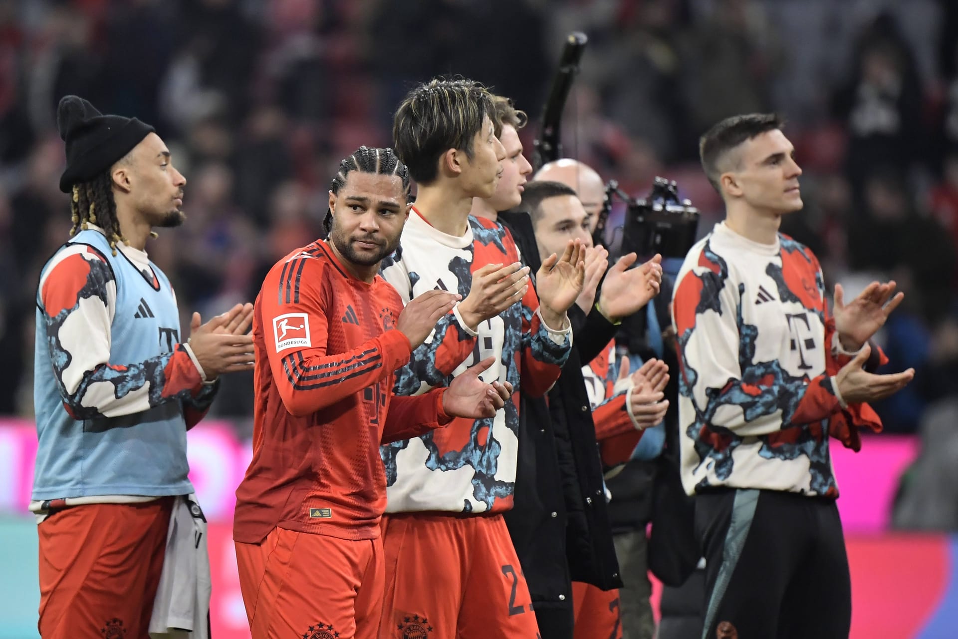 Der FC Bayern gewinnt das Topspiel gegen Eintracht Frankfurt mit 4:0. Damit behaupten die Münchner ihren Acht-Punkte-Vorsprung als Tabellenführer vor Leverkusen. Der Rekordmeister überzeugt auch ohne Topstürmer Harry Kane in der Startelf. Gleich mehrere Stars verdienen sich gute Noten. Die Einzelkritik.