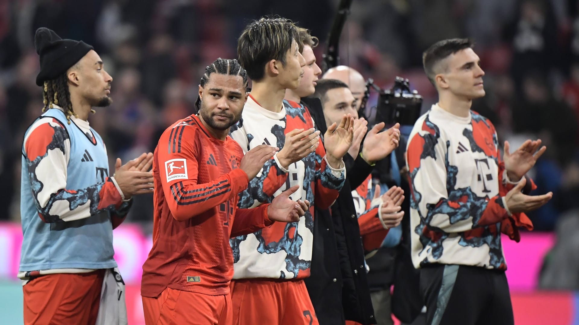 Der FC Bayern gewinnt das Topspiel gegen Eintracht Frankfurt mit 4:0. Damit behaupten die Münchner ihren Acht-Punkte-Vorsprung als Tabellenführer vor Leverkusen. Der Rekordmeister überzeugt auch ohne Topstürmer Harry Kane in der Startelf. Gleich mehrere Stars verdienen sich gute Noten. Die Einzelkritik.