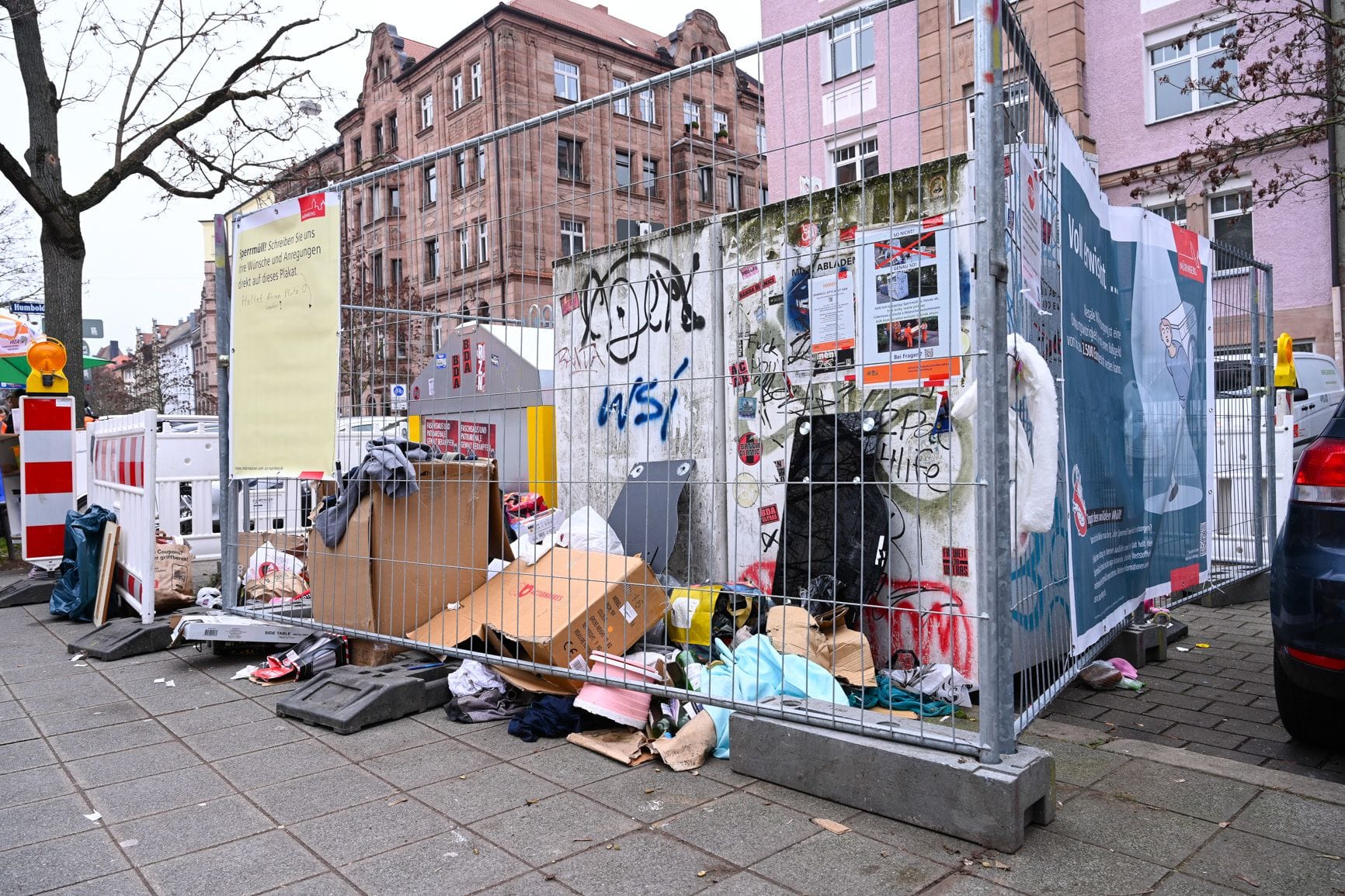 Rund um die Müllberge am Humboldplatz stehen jetzt Bauzäune: Die Stadt setzt auf Aufklärung.