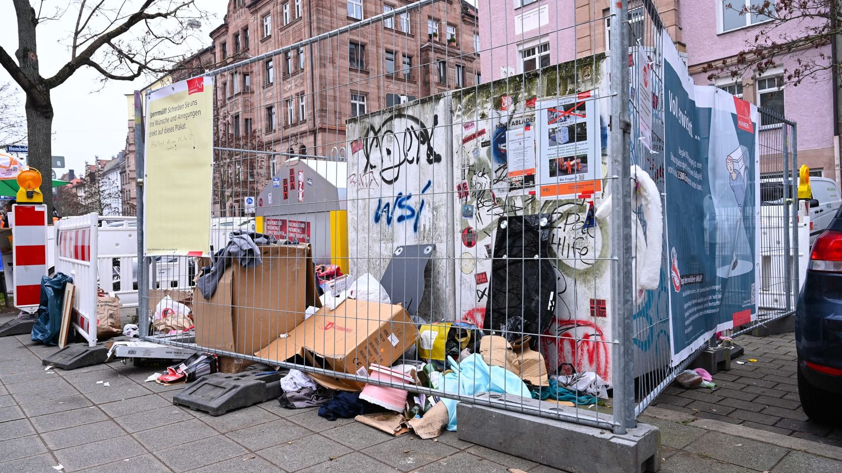 Rund um die Müllberge am Humboldplatz stehen jetzt Bauzäune: Die Stadt setzt auf Aufklärung.