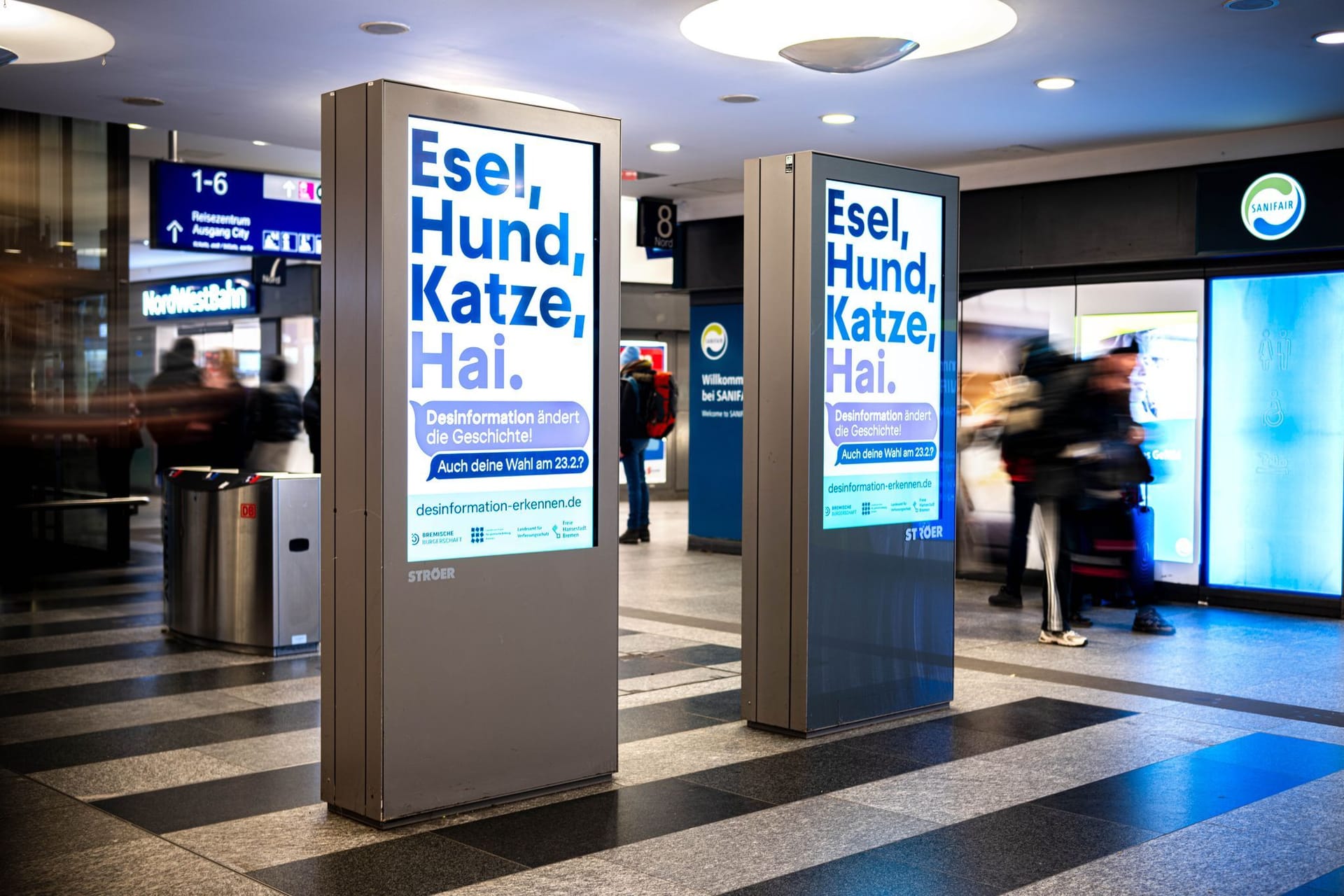 Digitale Plakate am Bremer Hauptbahnhof: Sie sollen für Desinformation vor der Wahl sensibilisieren.