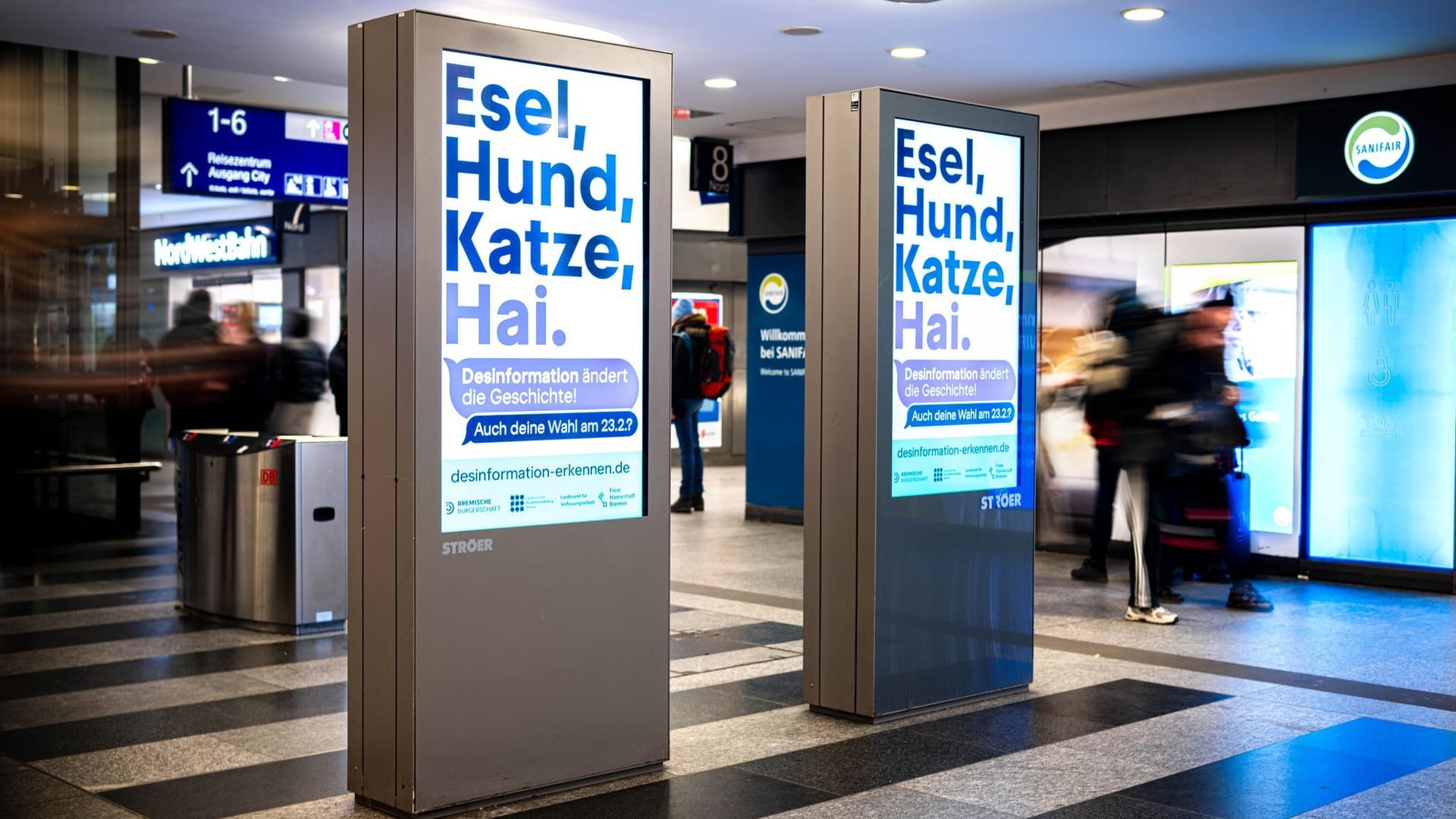 Digitale Plakate am Bremer Hauptbahnhof: Sie sollen für Desinformation vor der Wahl sensibilisieren.