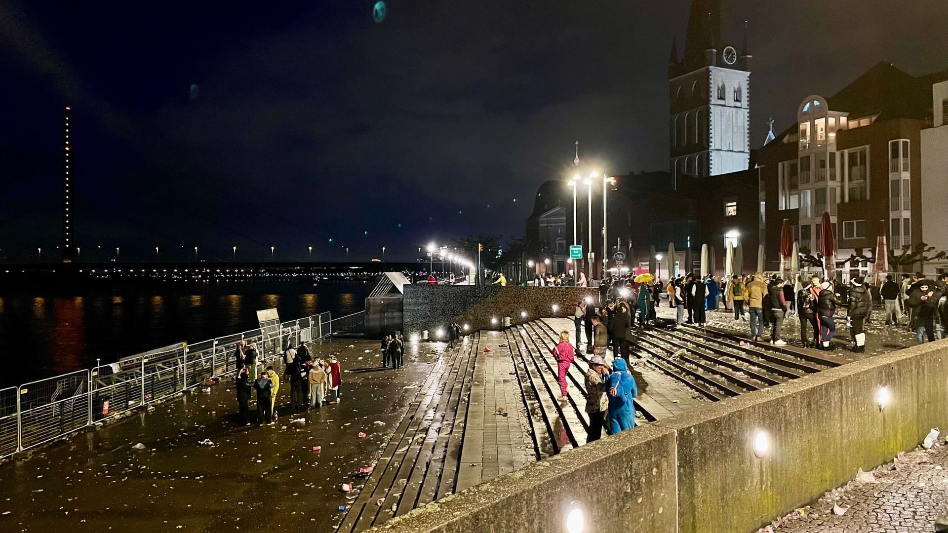 Die Freitreppe am Burgplatz: Schon gegen 19 Uhr war hier nach dem Regen zuvor nicht mehr viel Trubel.