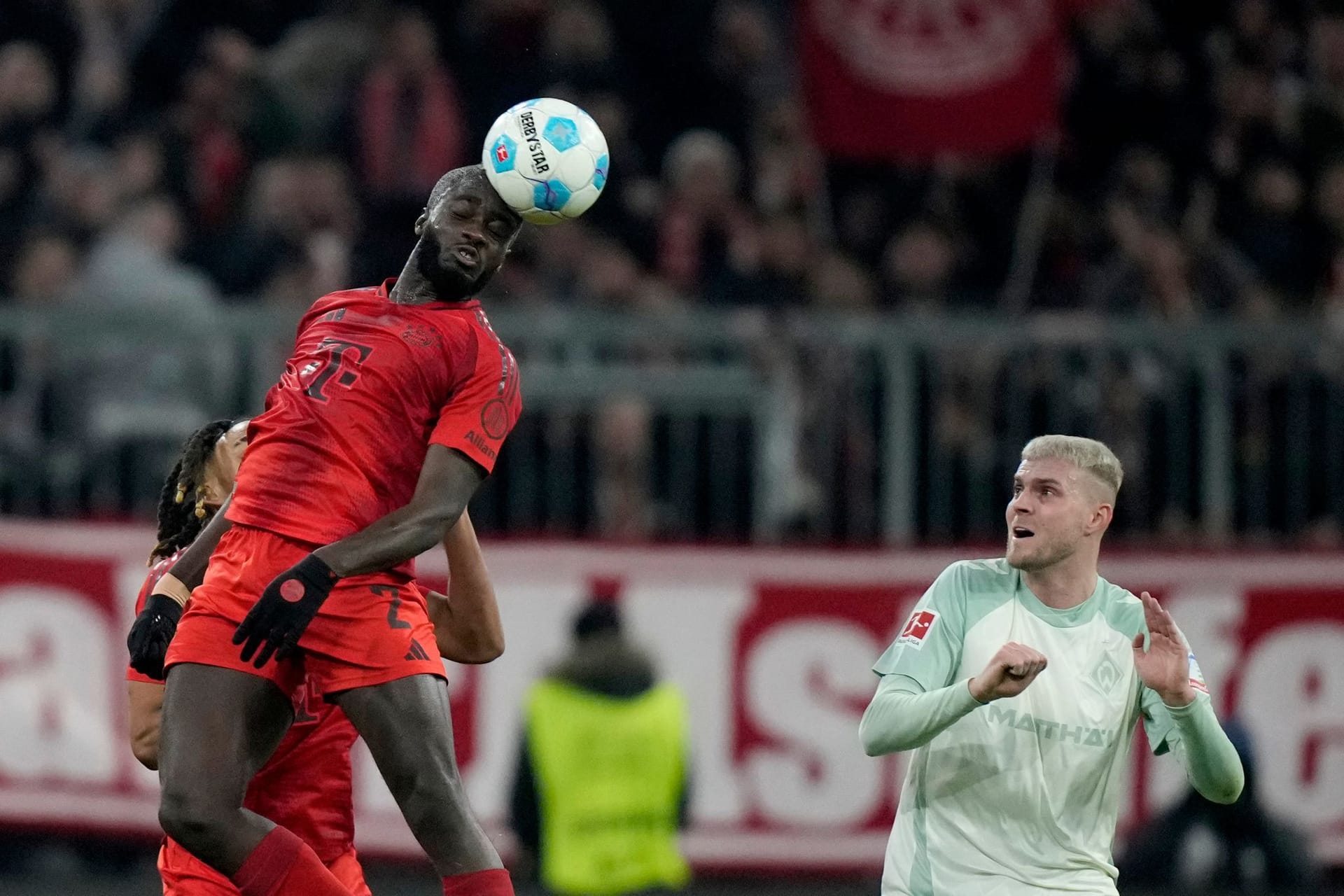 Dayot Upamecano: Lief mehrere Bälle in Kontersituationen ab. Physisch sehr präsent und zweikampfstark. Strahlte Ruhe und Sicherheit aus. War ein entscheidender Faktor dafür, dass Bayern mal wieder ohne Gegentor blieb. Seinen Kopfball parierte Zetterer stark (67.). Note 2