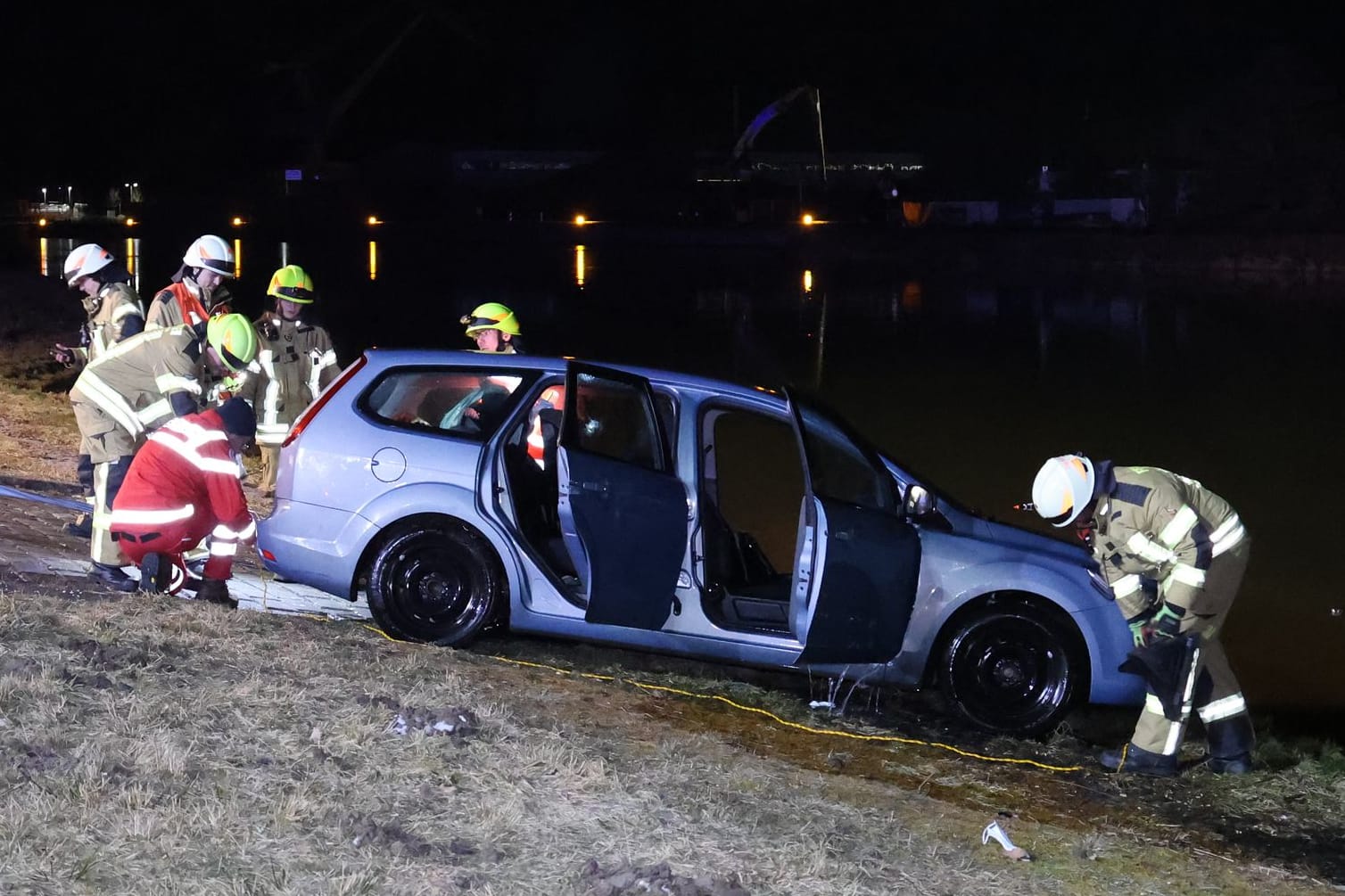 Im Hafenareal der Stadt Roth hat sich am Mittwoch ein Auto aus ungeklärten Gründen selbstständig gemacht und ist in den Main-Donau-Kanal gerollt.