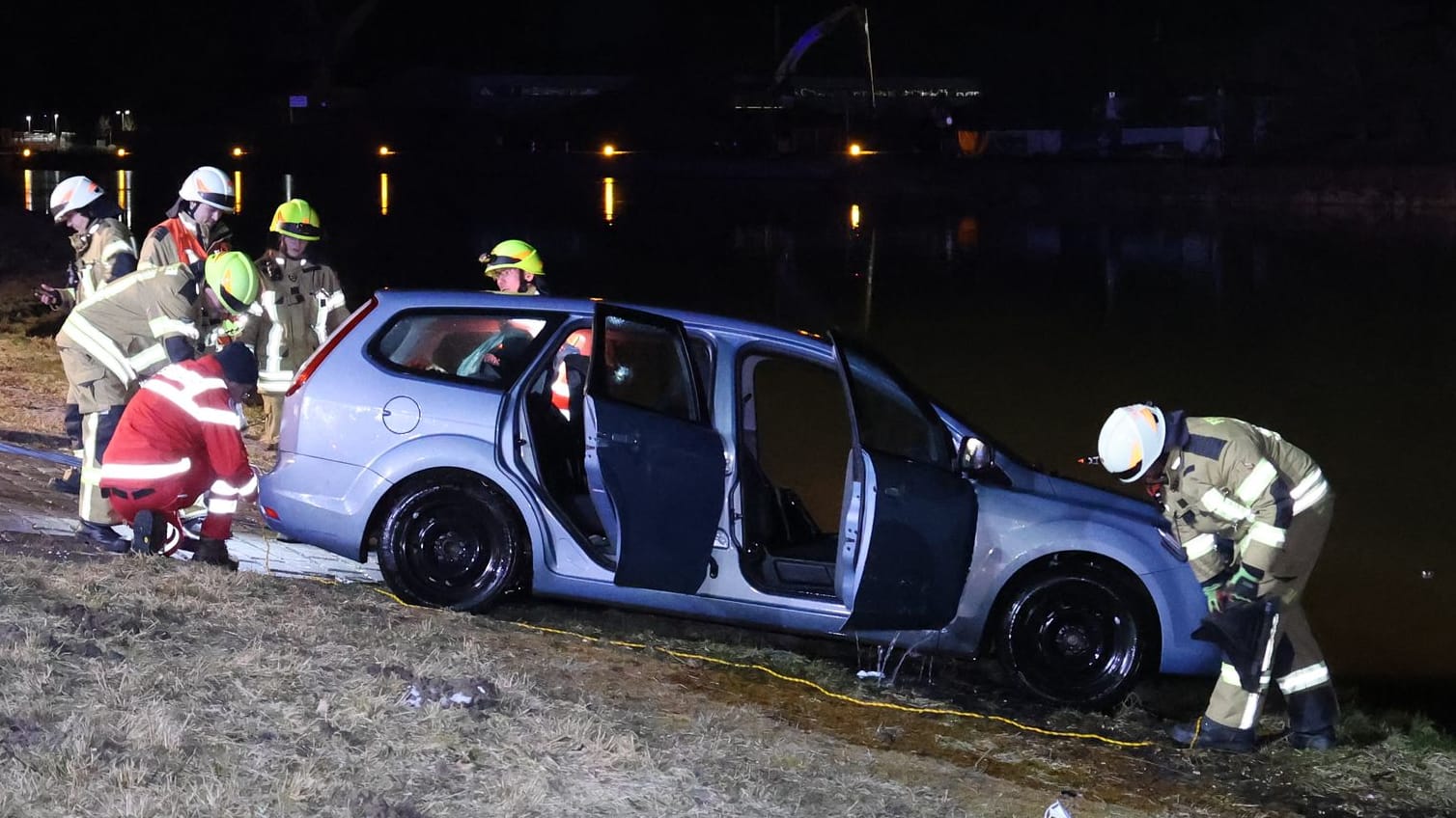 Im Hafenareal der Stadt Roth hat sich am Mittwoch ein Auto aus ungeklärten Gründen selbstständig gemacht und ist in den Main-Donau-Kanal gerollt.