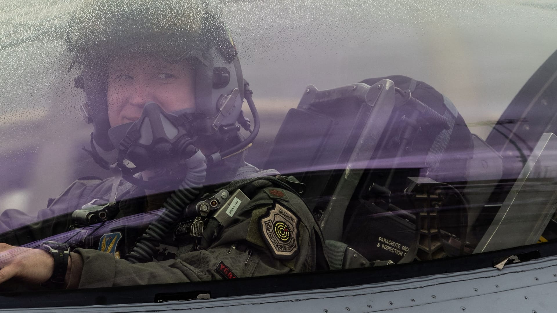 Ein Pilot an Bord eines F-16-Kampfjets während einer gemeinsamen Militärübung von Australien, den USA und Großbritannien.