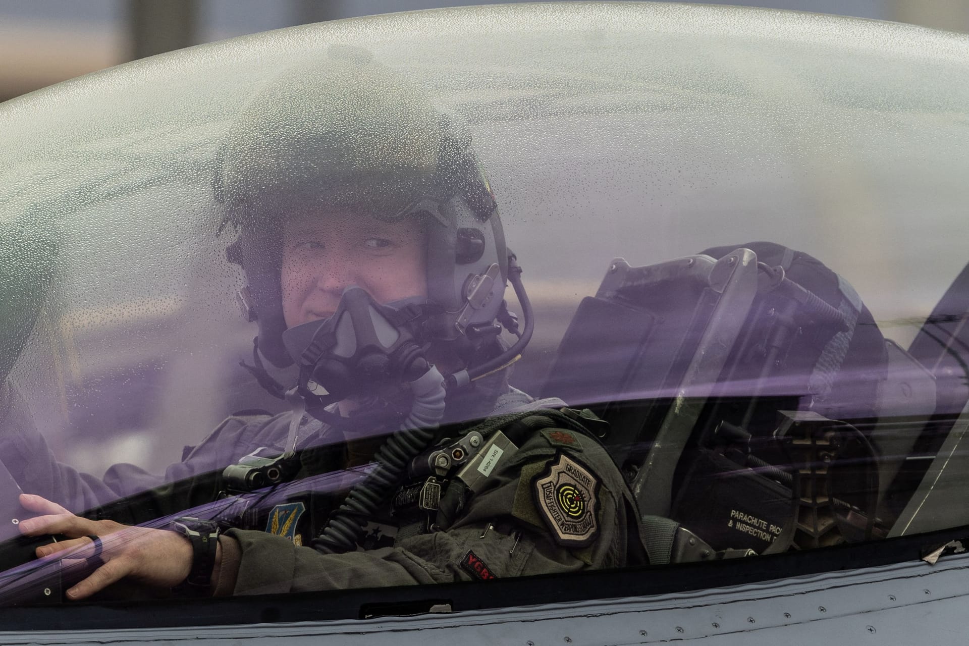 Ein Pilot an Bord eines F-16-Kampfjets während einer gemeinsamen Militärübung von Australien, den USA und Großbritannien.