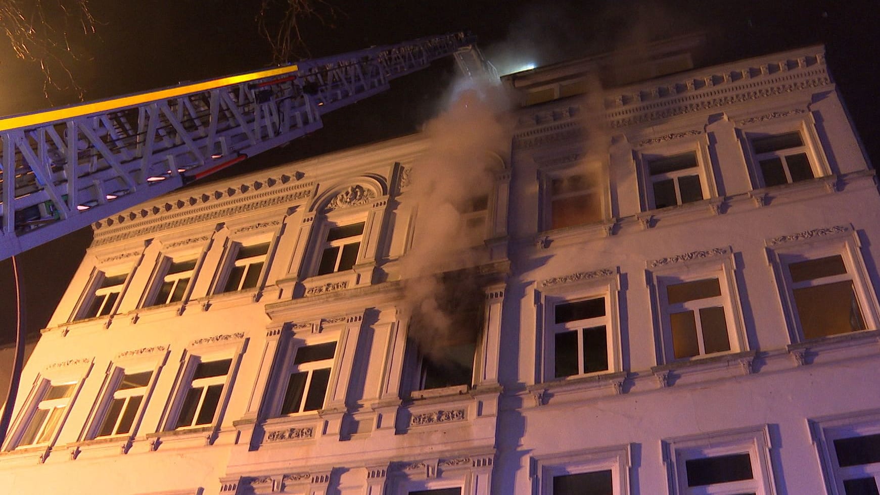 Das Feuer brach in einer Wohnung in Altona aus.