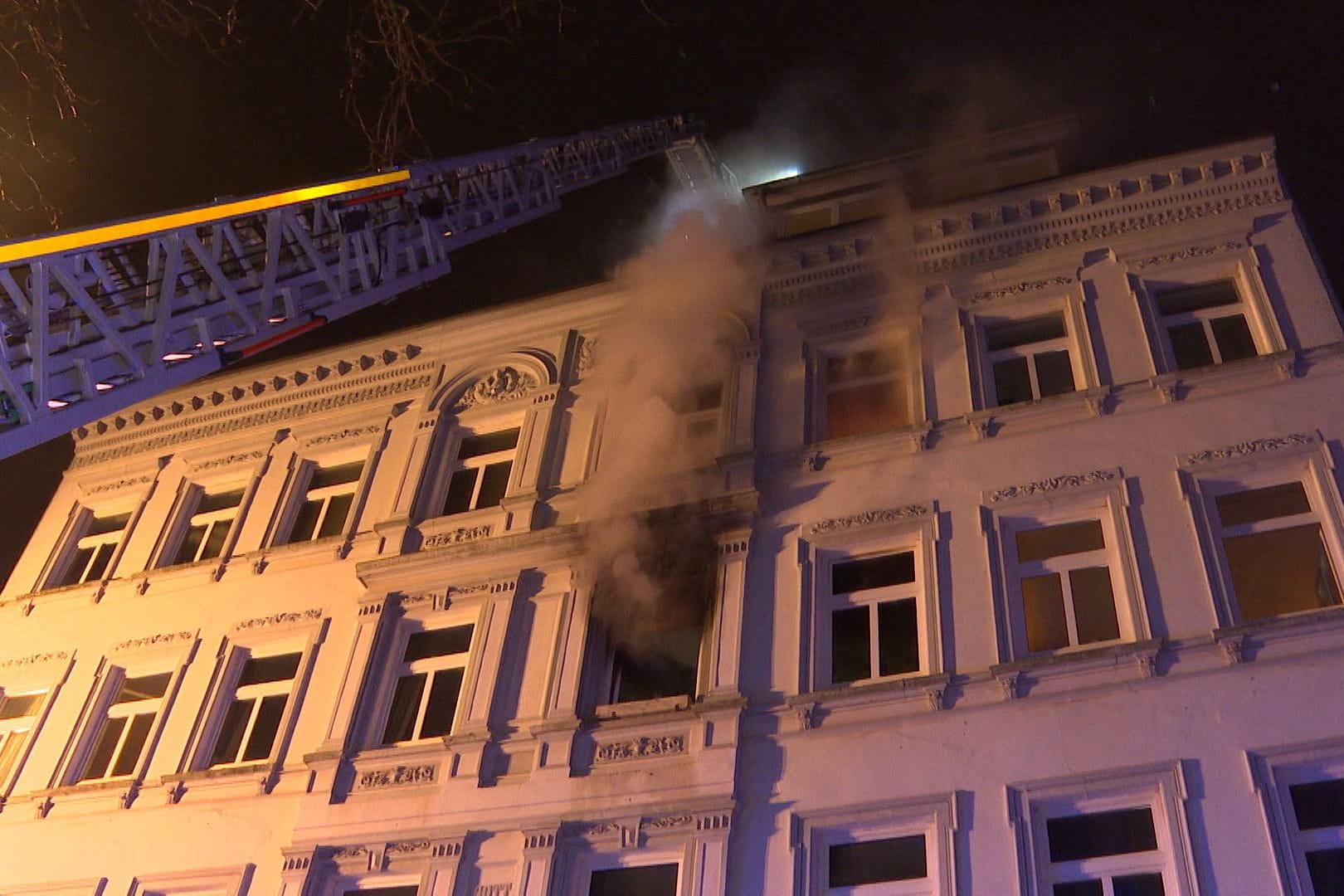 Das Feuer brach in einer Wohnung in Altona aus.