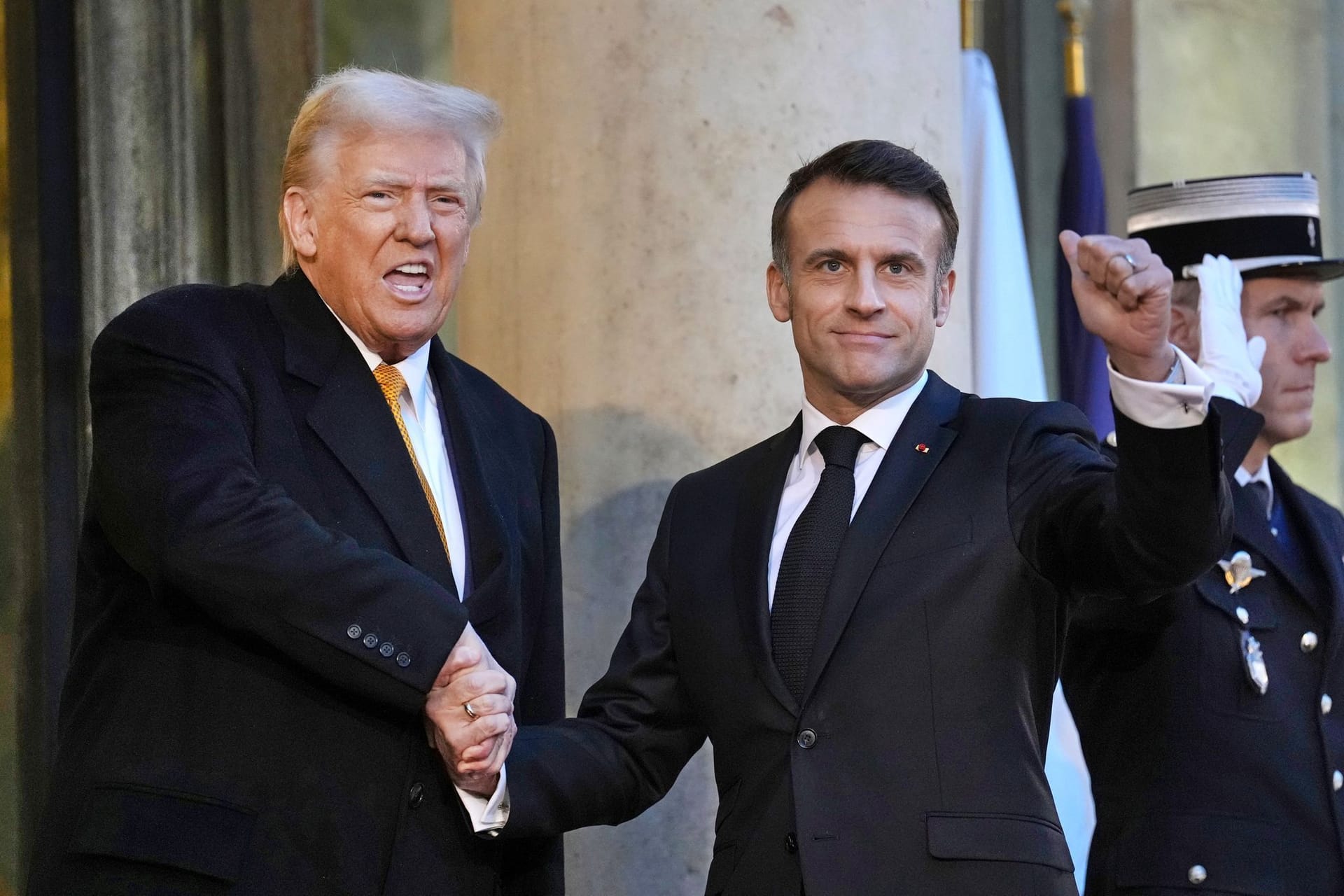 Trump vor zwei Monaten bei Macron in Paris: Man achte auf den eisernen Händedruck.