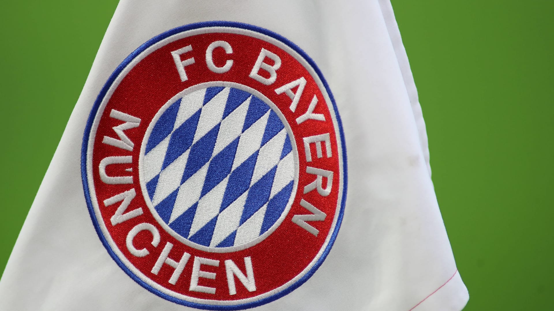 Das Logo des FC Bayern (Symbolbild): Der Klub führt die Bundesliga-Tabelle an.