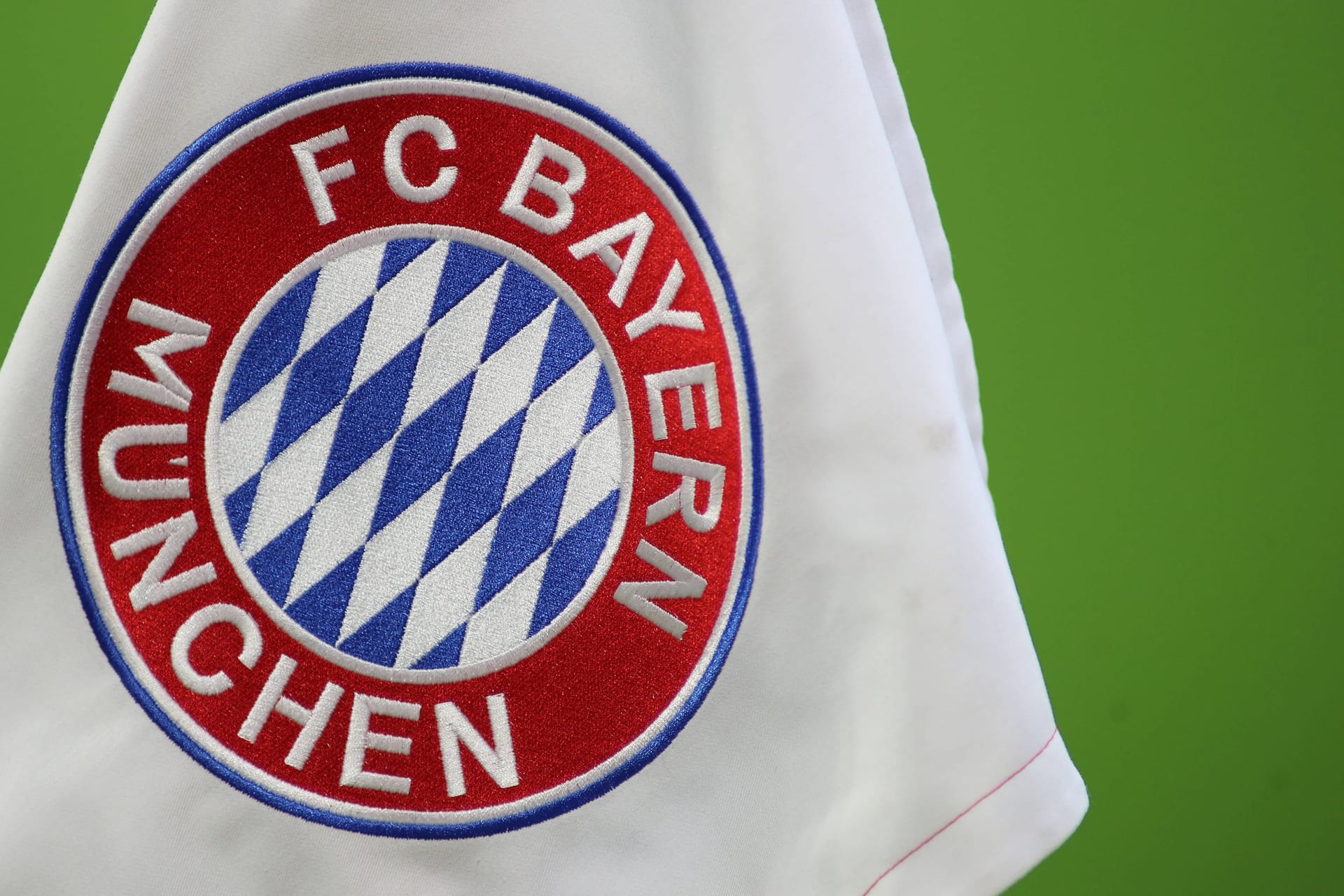 Das Logo des FC Bayern (Symbolbild): Der Klub führt die Bundesliga-Tabelle an.