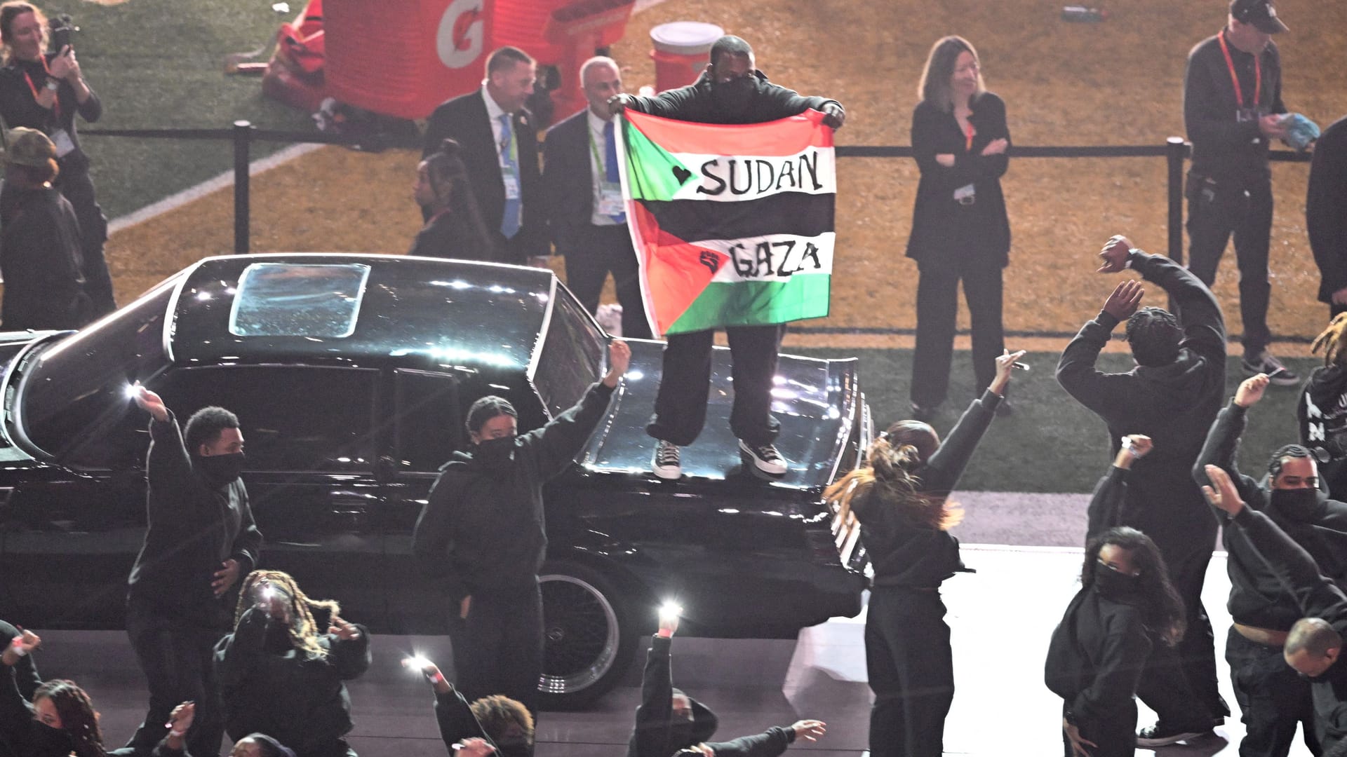 New Orleans: Ein Mann protestierte in der Halbzeitshow des Super Bowls.