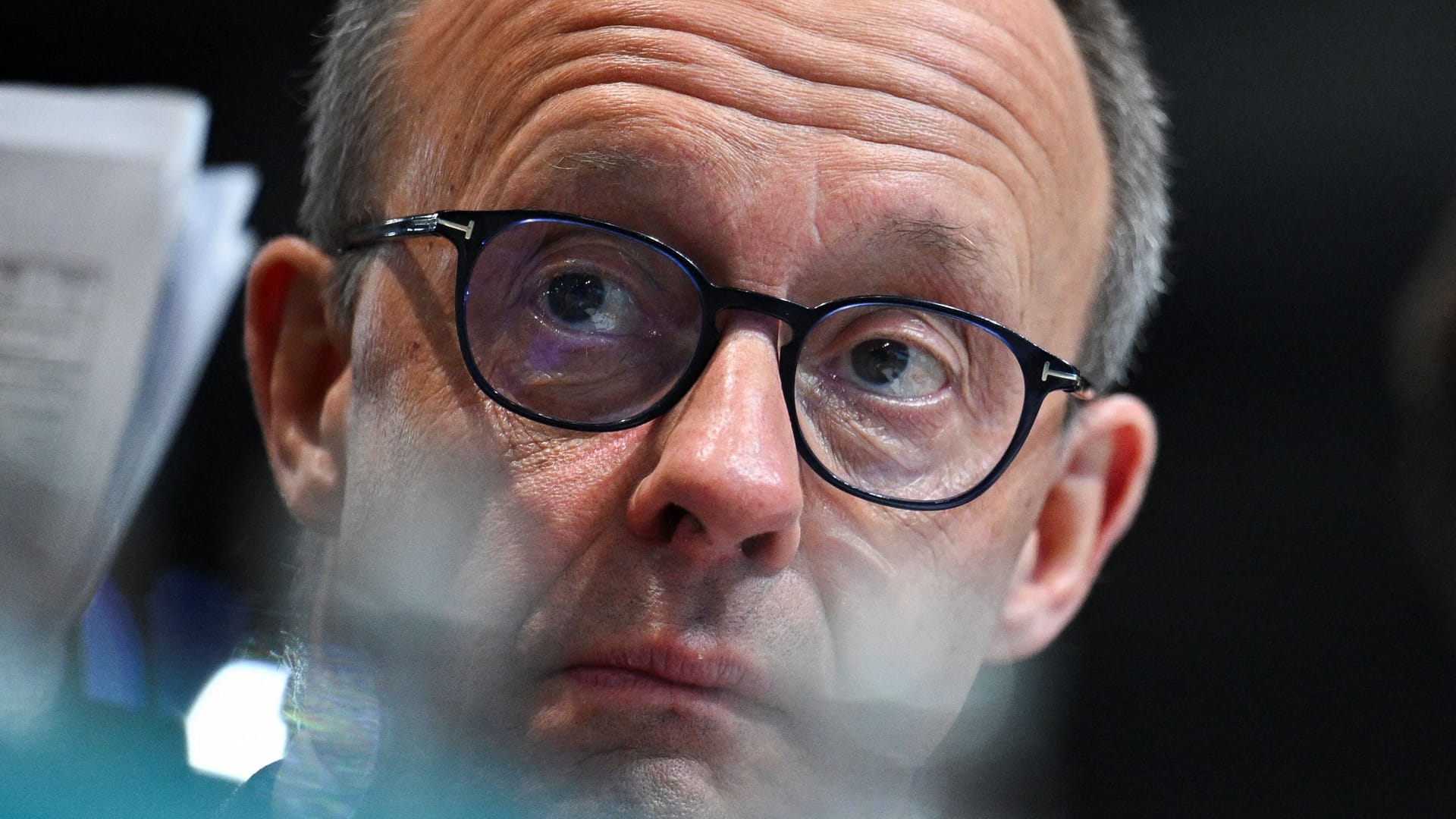 Da guckste: Friedrich Merz schaut sicherlich auf die neuesten Umfragen zu seiner Person.