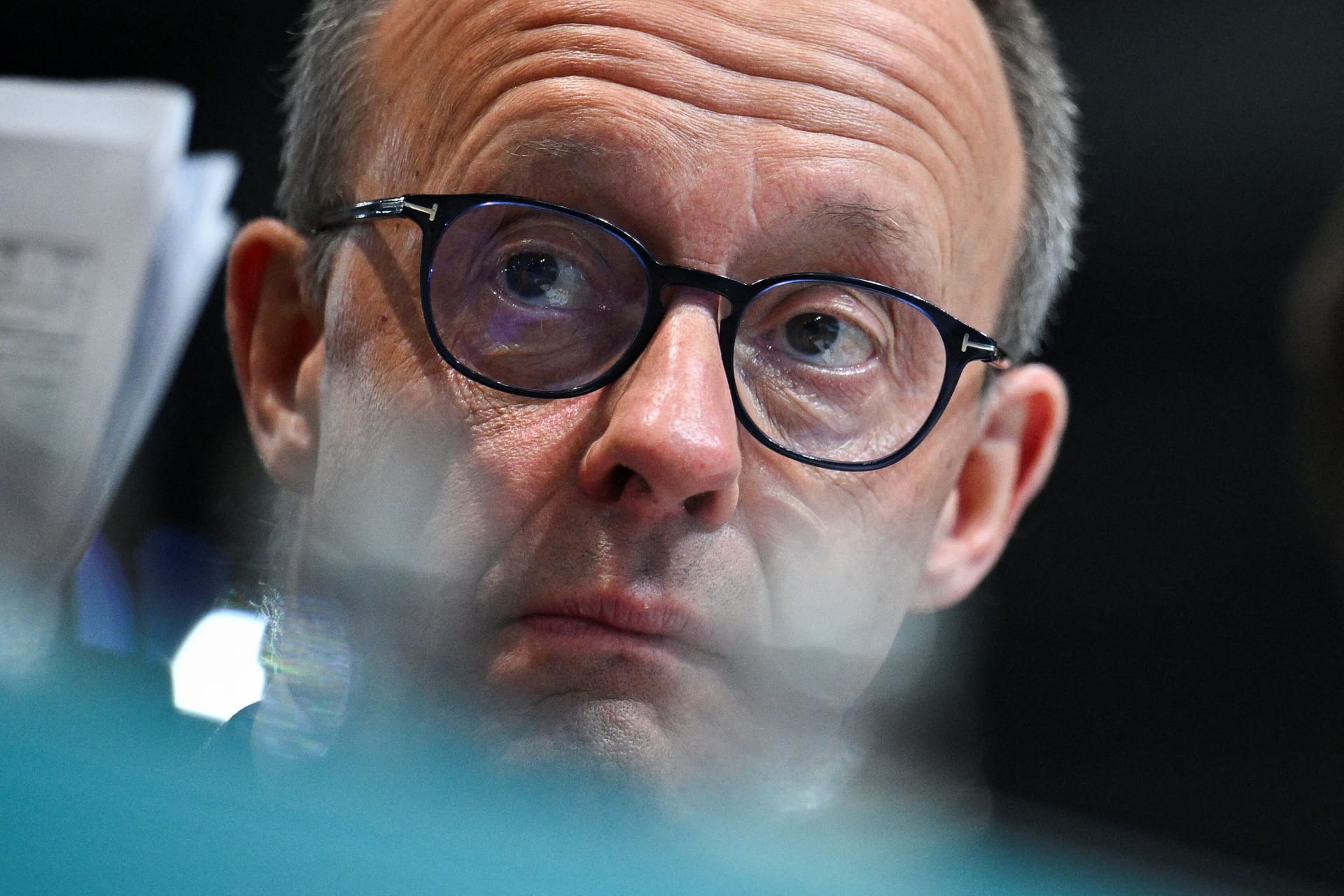 Da guckste: Friedrich Merz schaut sicherlich auf die neuesten Umfragen zu seiner Person.