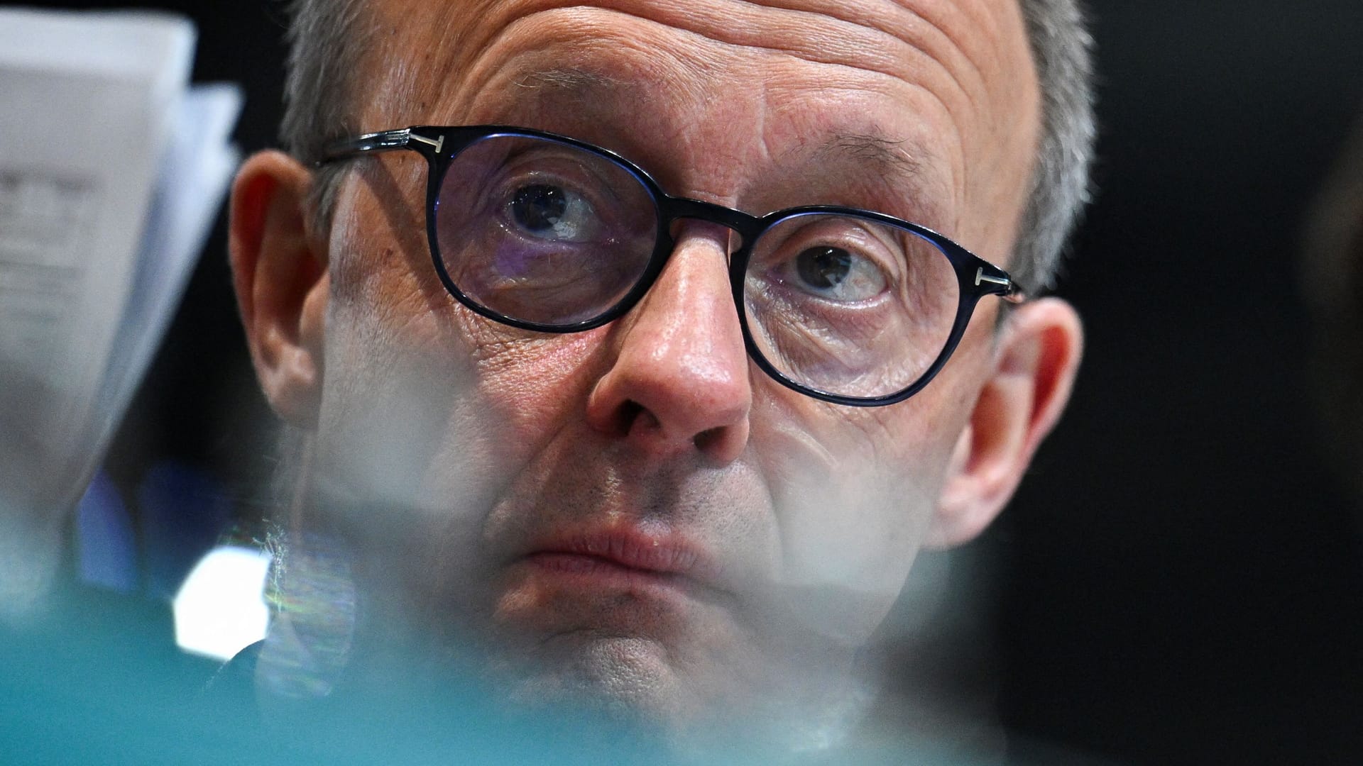 Da guckste: Friedrich Merz schaut sicherlich auf die neuesten Umfragen zu seiner Person.