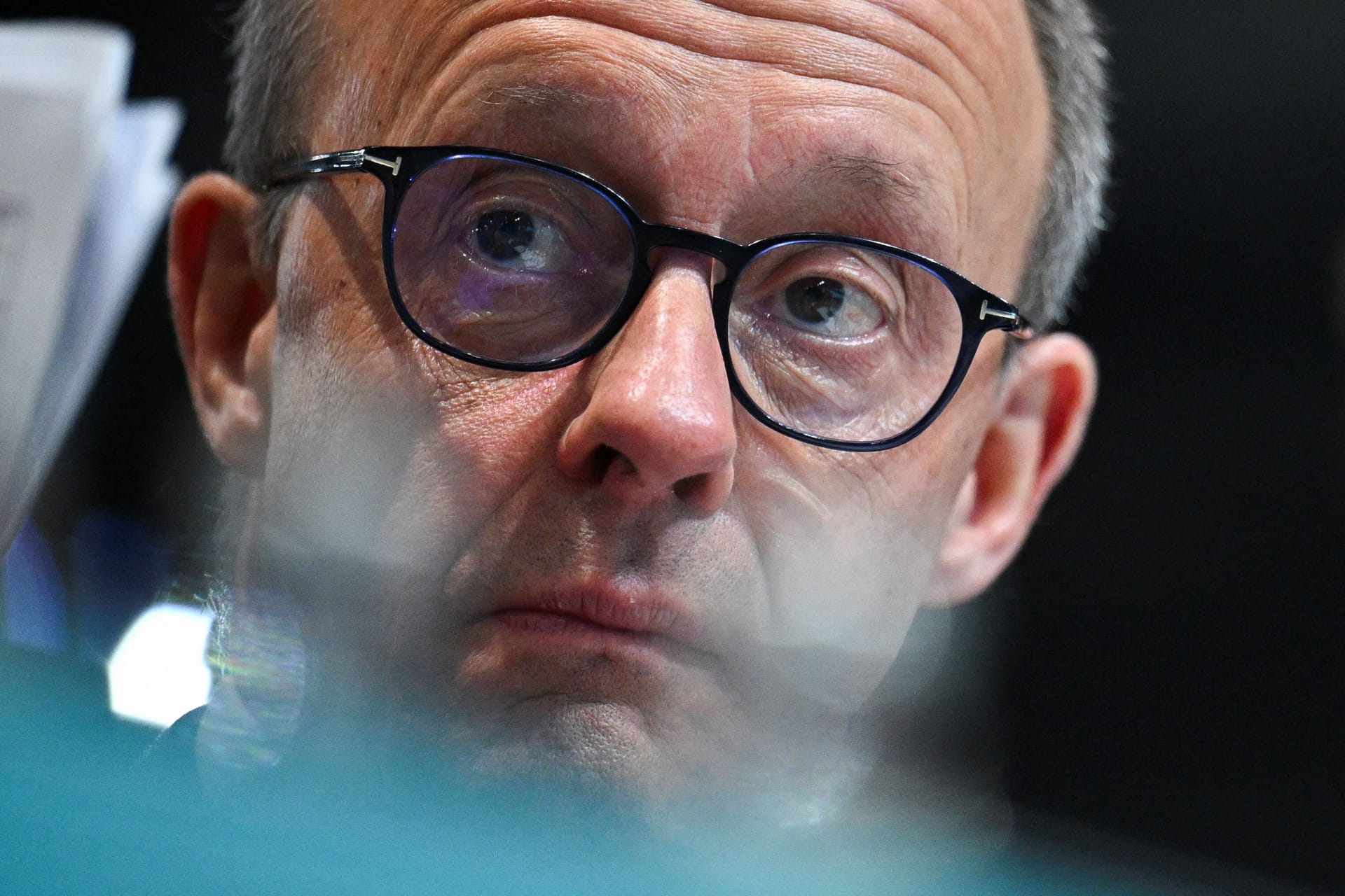 Da guckste: Friedrich Merz schaut sicherlich auf die neuesten Umfragen zu seiner Person.