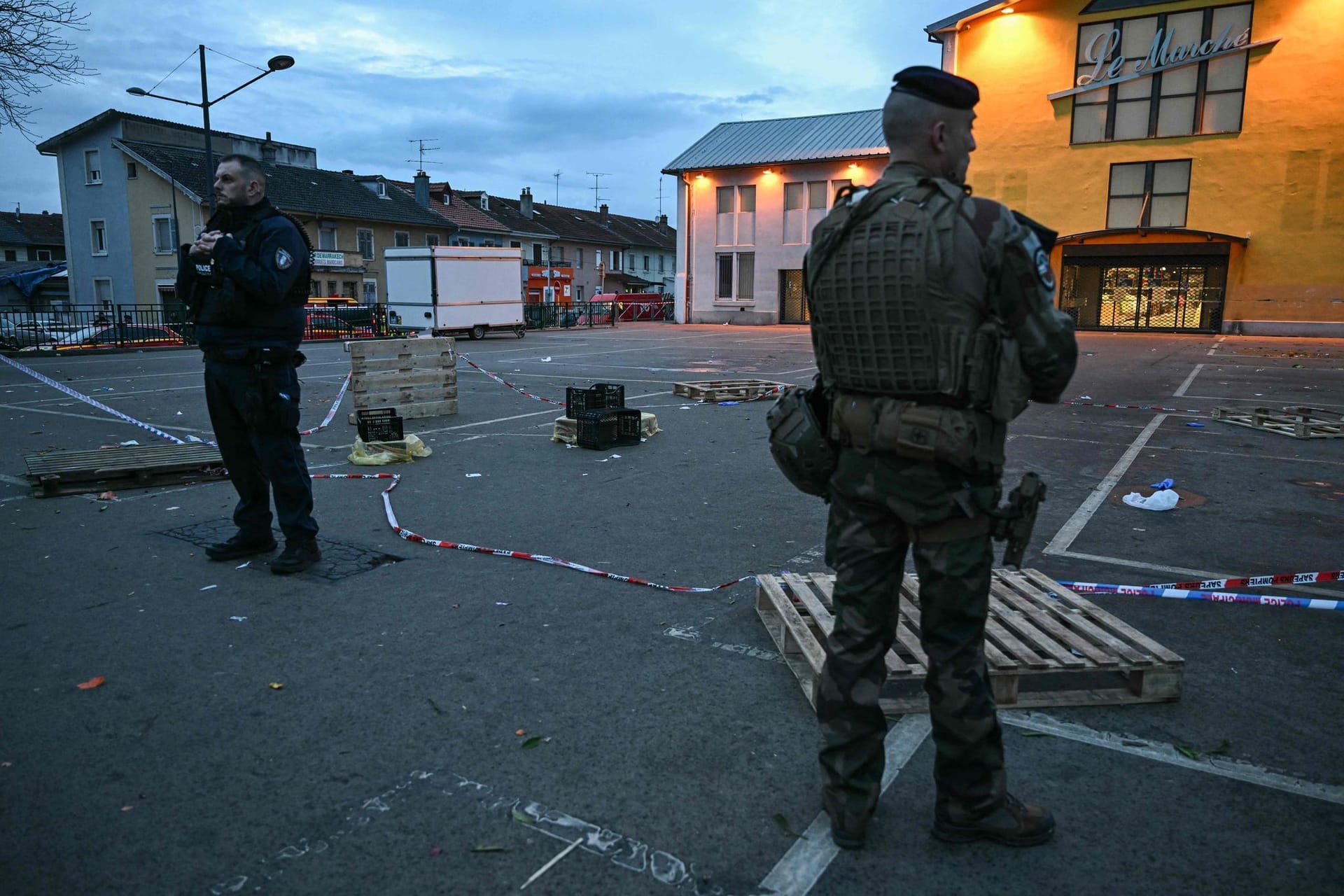 Mann greift Menschen nahe Markt im Elsass an