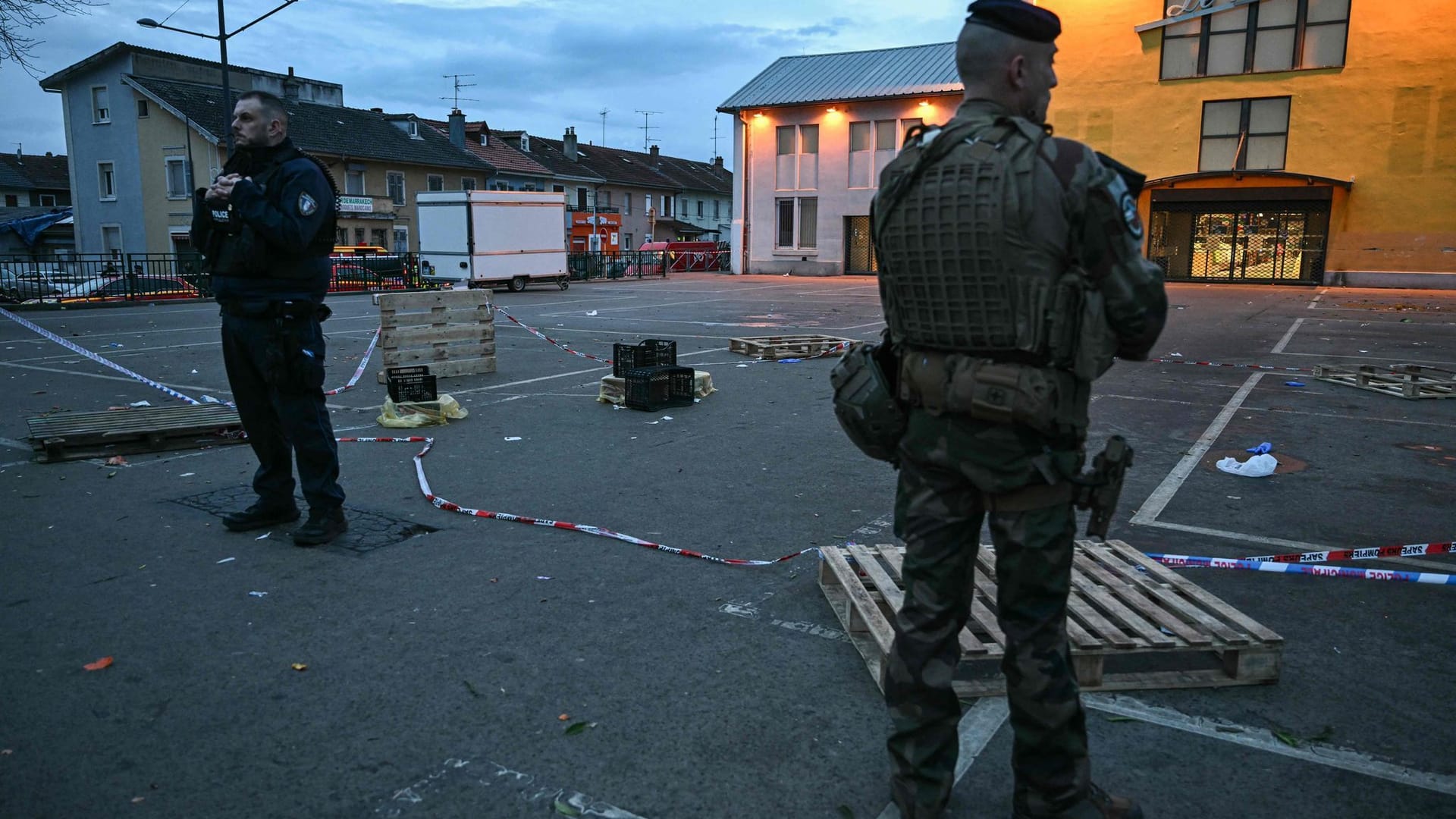 Mann greift Menschen nahe Markt im Elsass an