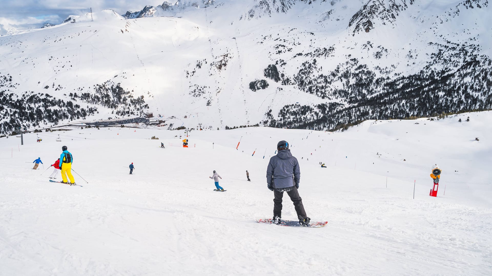 Skifahren in Andorra, Pyrenäen: Das Land verfügt über viele Skipisten.