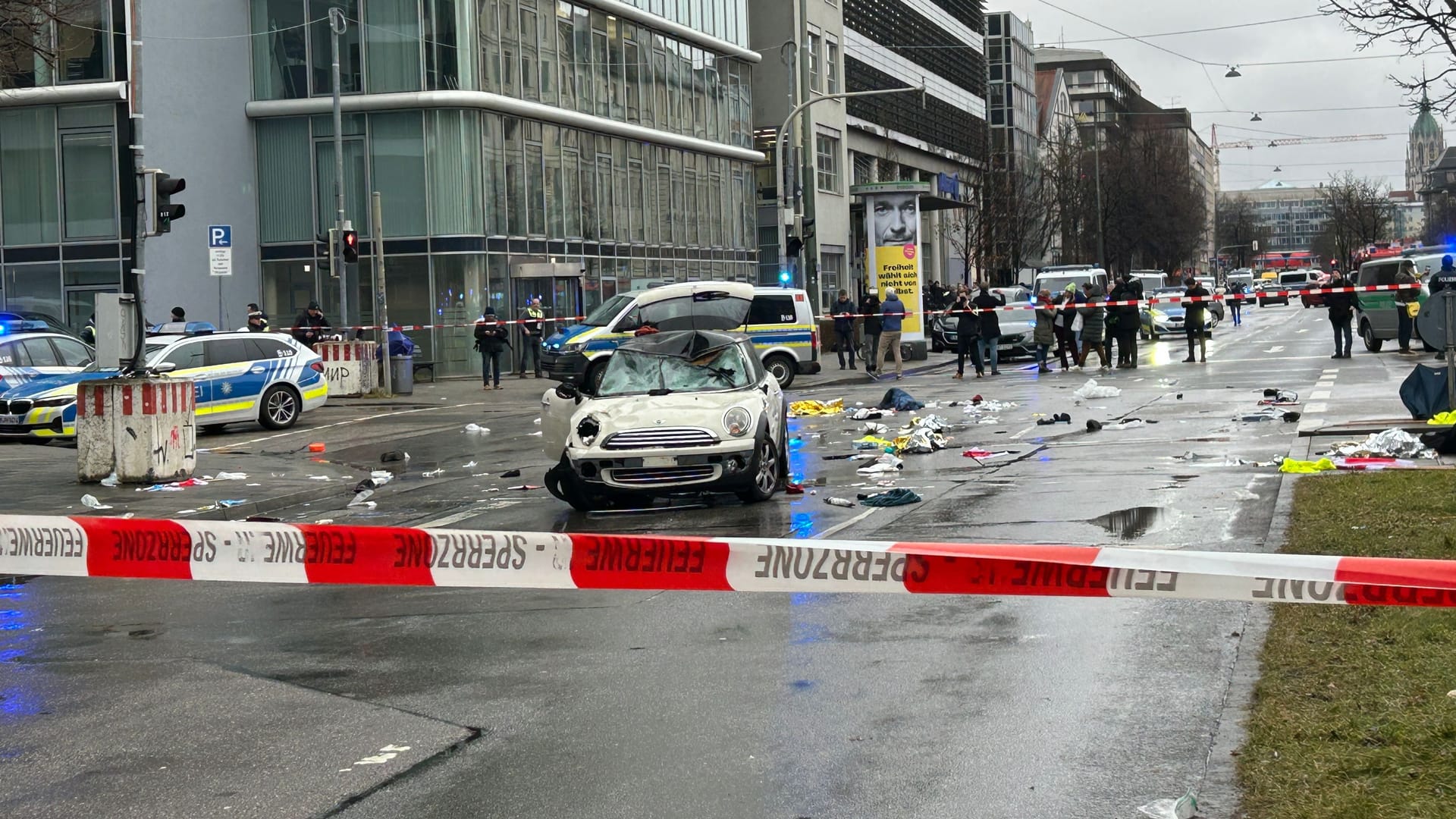 Der demolierte Mini Cooper: Mit dem Fahrzeug ist der Täter in eine Menschenmenge gefahren.