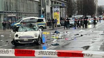 Ein beigefarbener BMW-Mini soll in der Münchner Innenstadt in eine Menschengruppe gefahren sein.