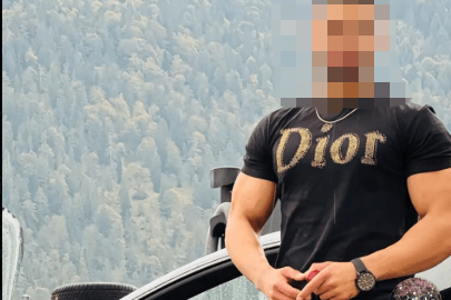 Auf TikTok posiert Farhad N. gerne vor dem Hintergrund von Luxus-Autos