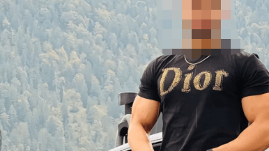 Auf TikTok posiert Farhad N. gerne vor dem Hintergrund von Luxus-Autos