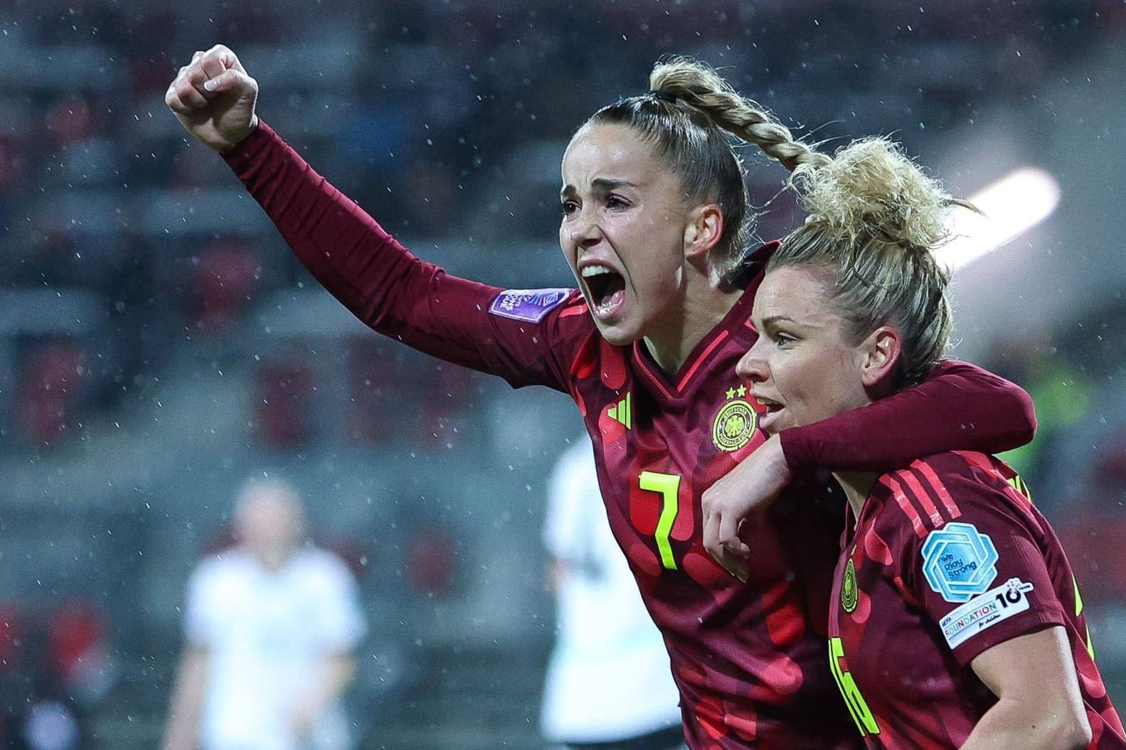 Giulia Gwinn (links) und Linda Dallmann jubeln: Gegen Österreich feierten die DFB-Frauen einen Sieg.