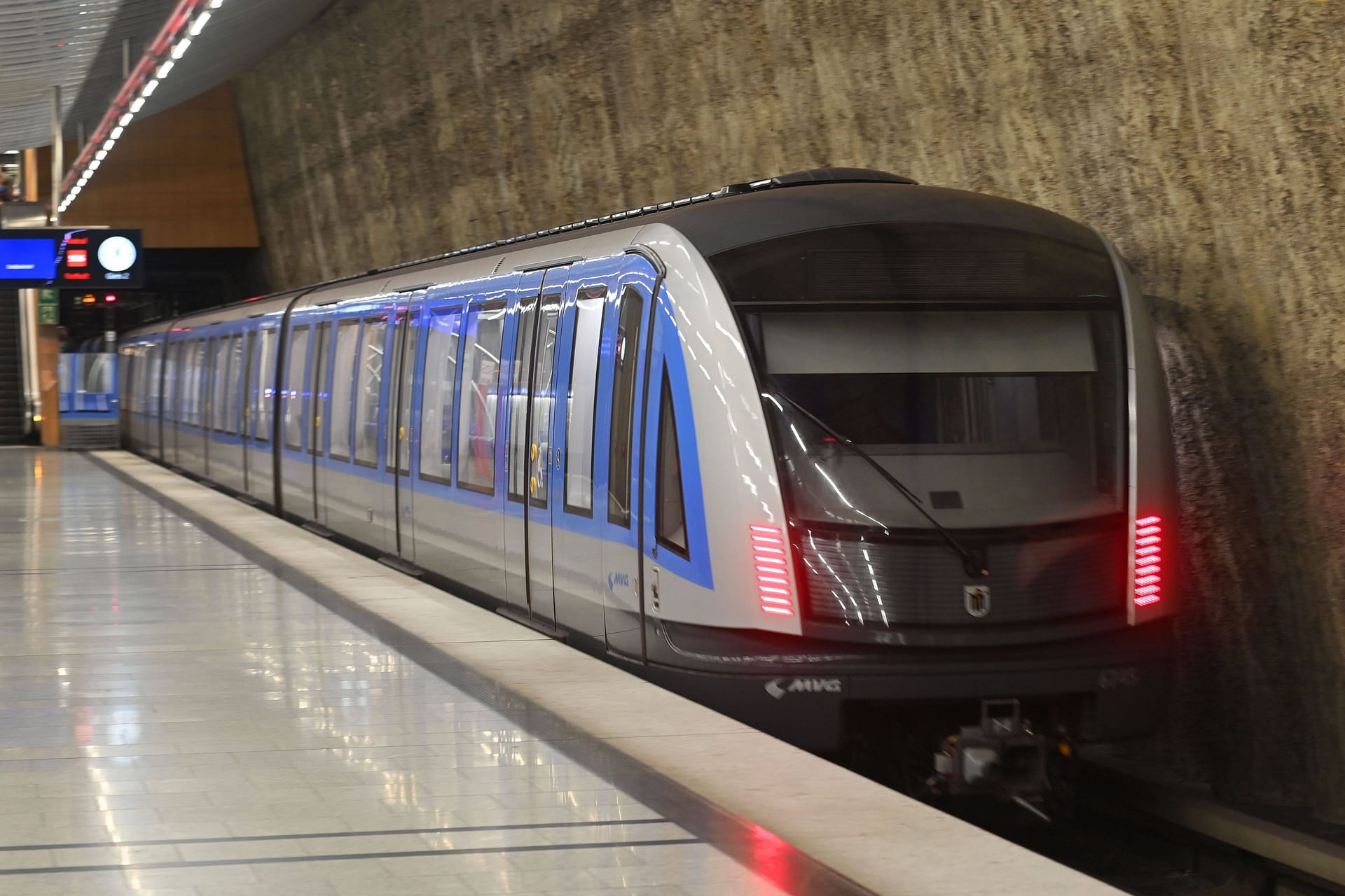 Eine Münchner U-Bahn (Archivbild): Der Verletzte kam zur Behandlung in ein Krankenhaus.