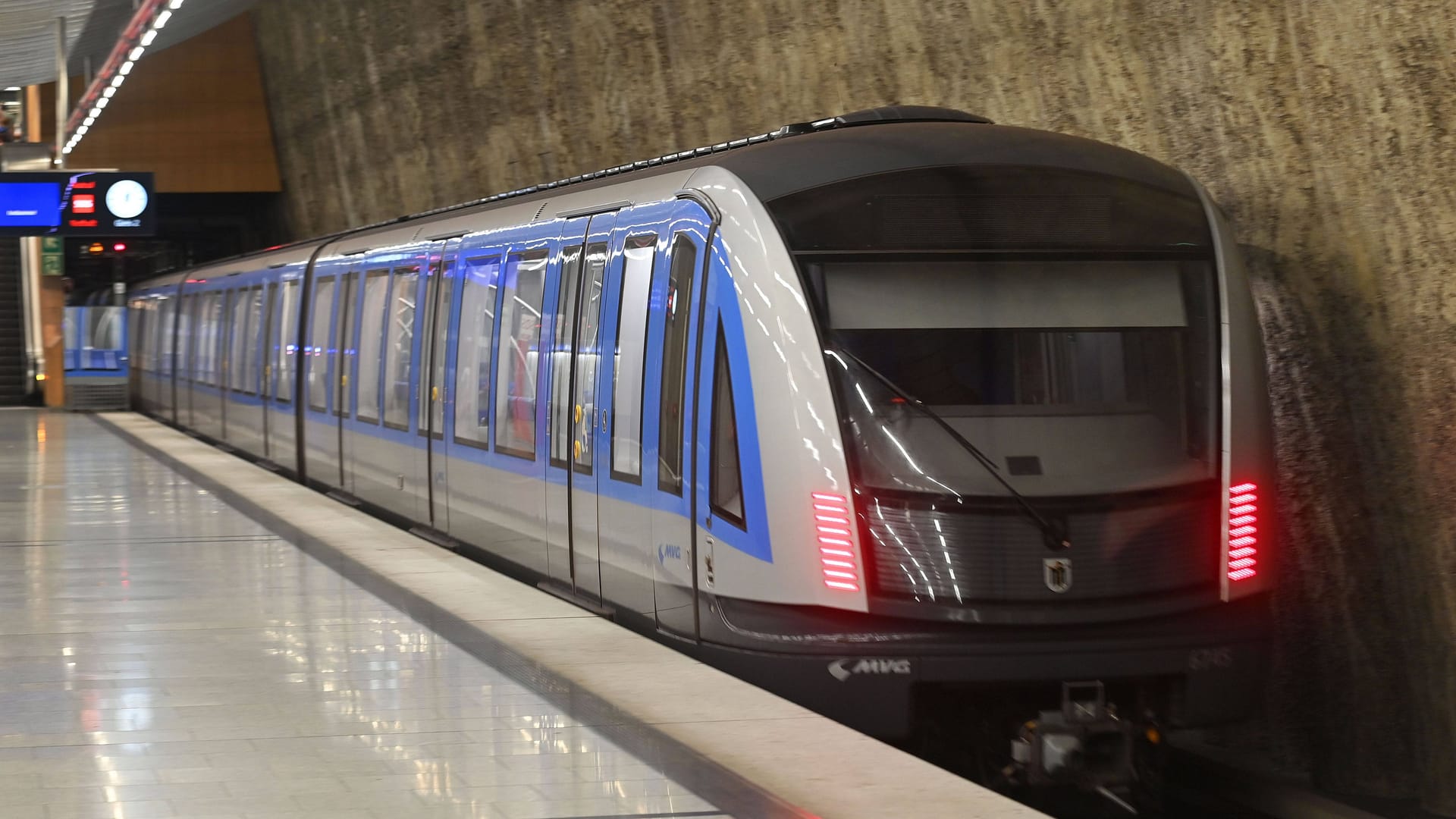 Eine Münchner U-Bahn (Archivbild): Der Verletzte kam zur Behandlung in ein Krankenhaus.