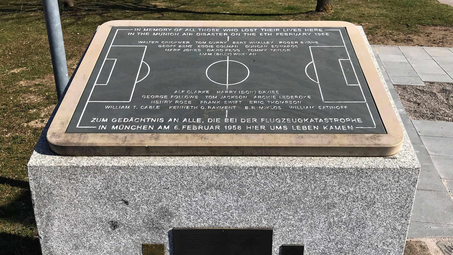 Der Gedenkstein am Manchesterplatz (Archivbild): Unter den Toten waren auch acht Spieler der "Red Devils".