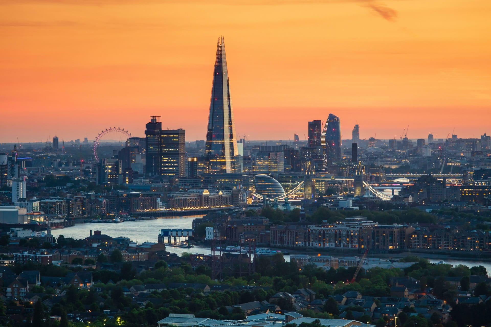 Ein Blick auf London bei Sonnenaufgang: Der spitze Turm in der Mitte ist der 310 Meter hohe "The Shard" (zu Deutsch: Splitter).