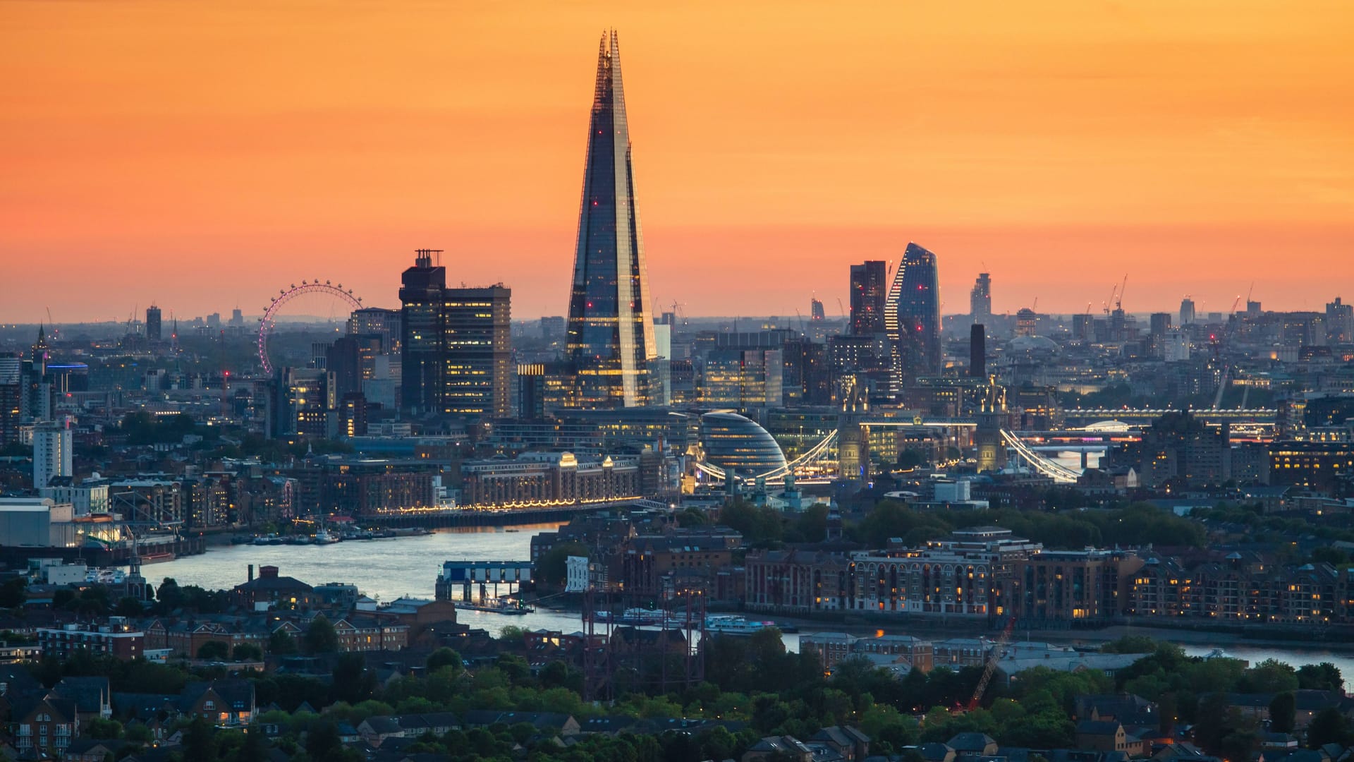 Ein Blick auf London bei Sonnenaufgang: Der spitze Turm in der Mitte ist der 310 Meter hohe "The Shard" (zu Deutsch: Splitter).