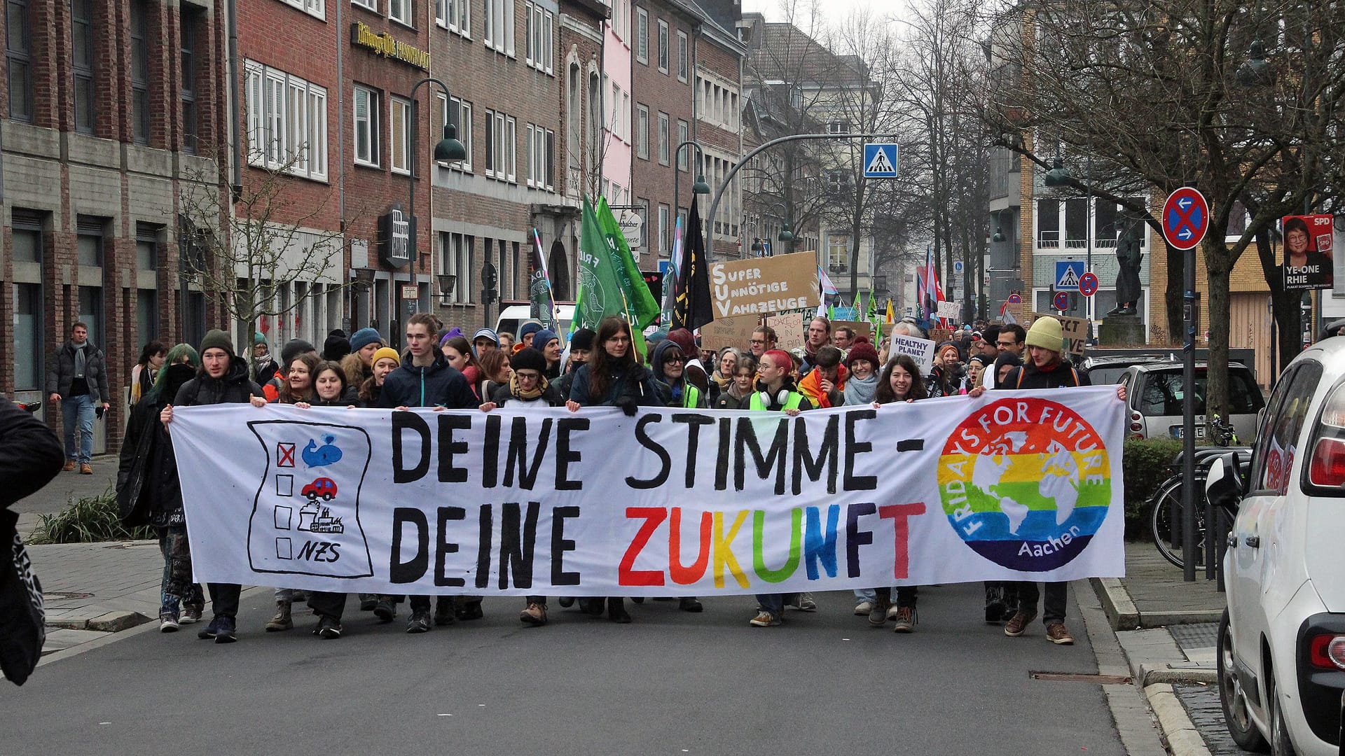 Fridays for Future zieht mit bunten Transparenten durch die Straßen.