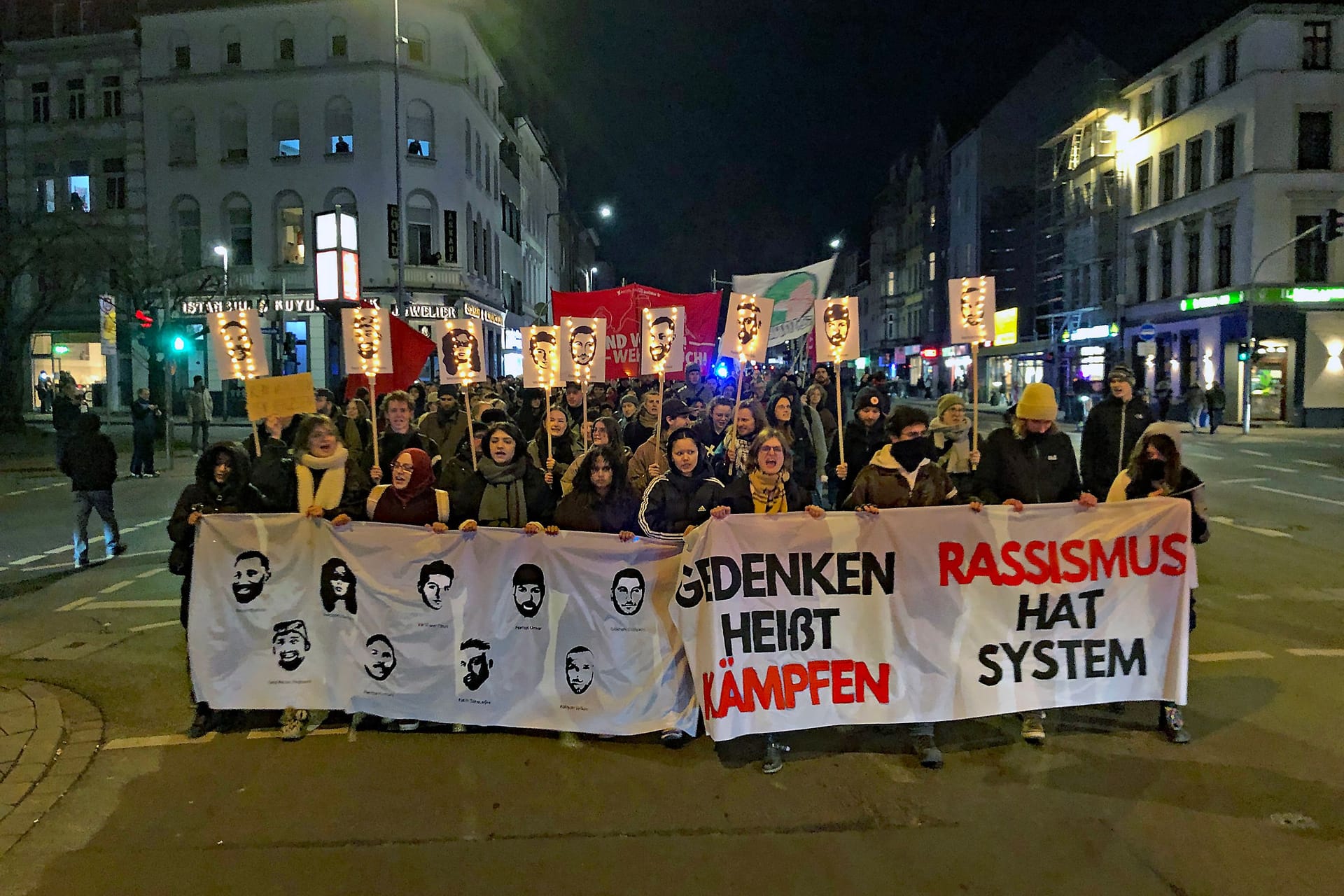 Lauter Protest: Am Mittwochabend gedachten rund 400 Menschen den Opfern des rechtsextremen Attentats vor fünf Jahren in Hanau.