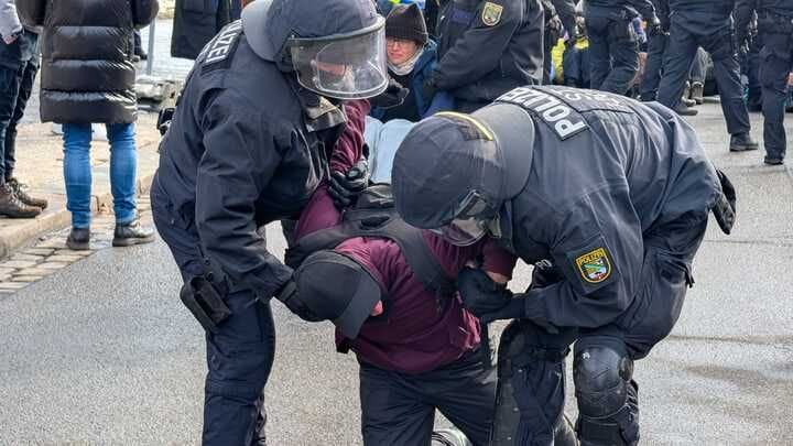 Polizisten räumen Blockaden von Gegendemonstranten in Dresden.