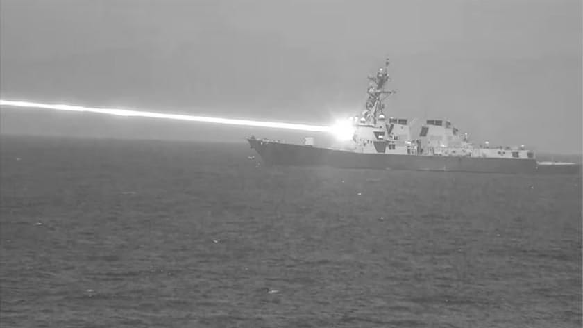 Das Foto der Navy soll den Strahl einer Laserkanone zeigen, die von einem Kriegsschiff abgefeuert wird.