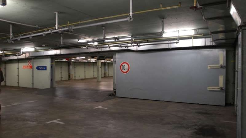 Die Anlage befindet sich in der untersten Etage der Tiefgarage am Sedanplatz.