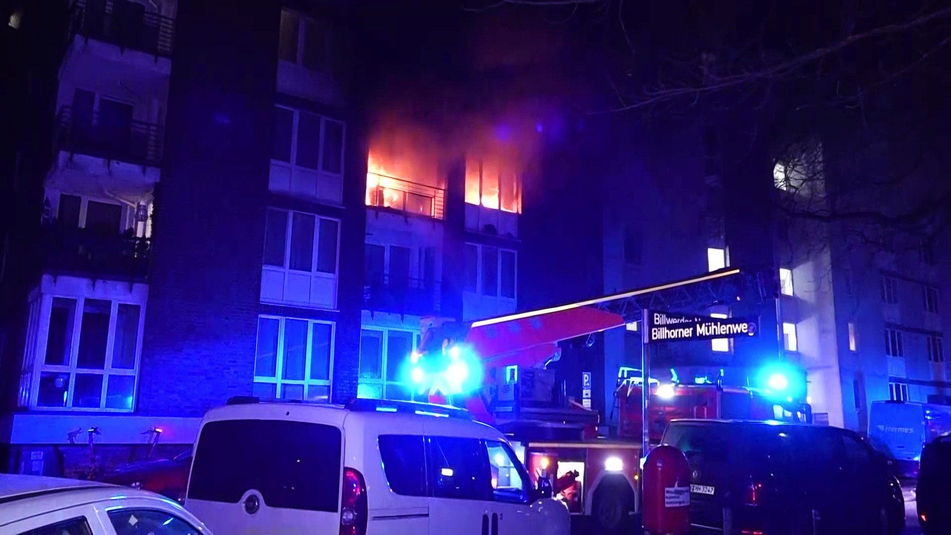 Als die Polizei eintraf. schlugen bereits Flammen aus der Wohnung.