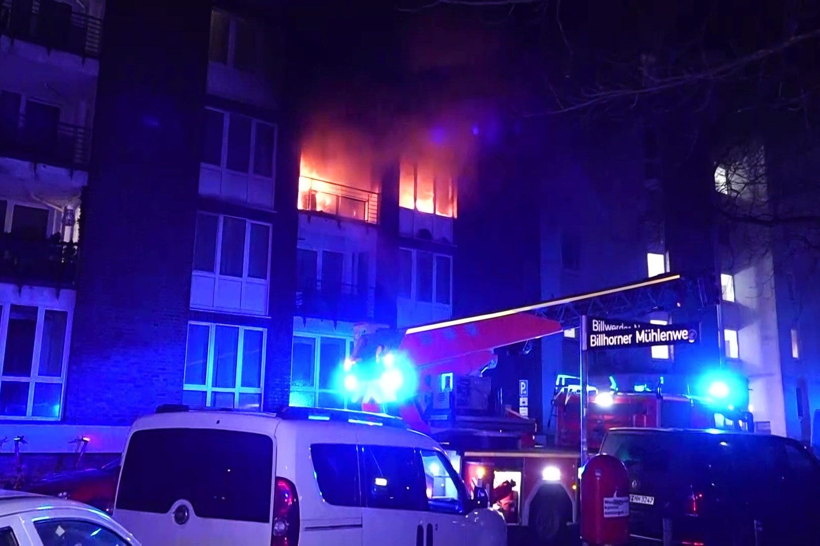 Als die Polizei eintraf. schlugen bereits Flammen aus der Wohnung.