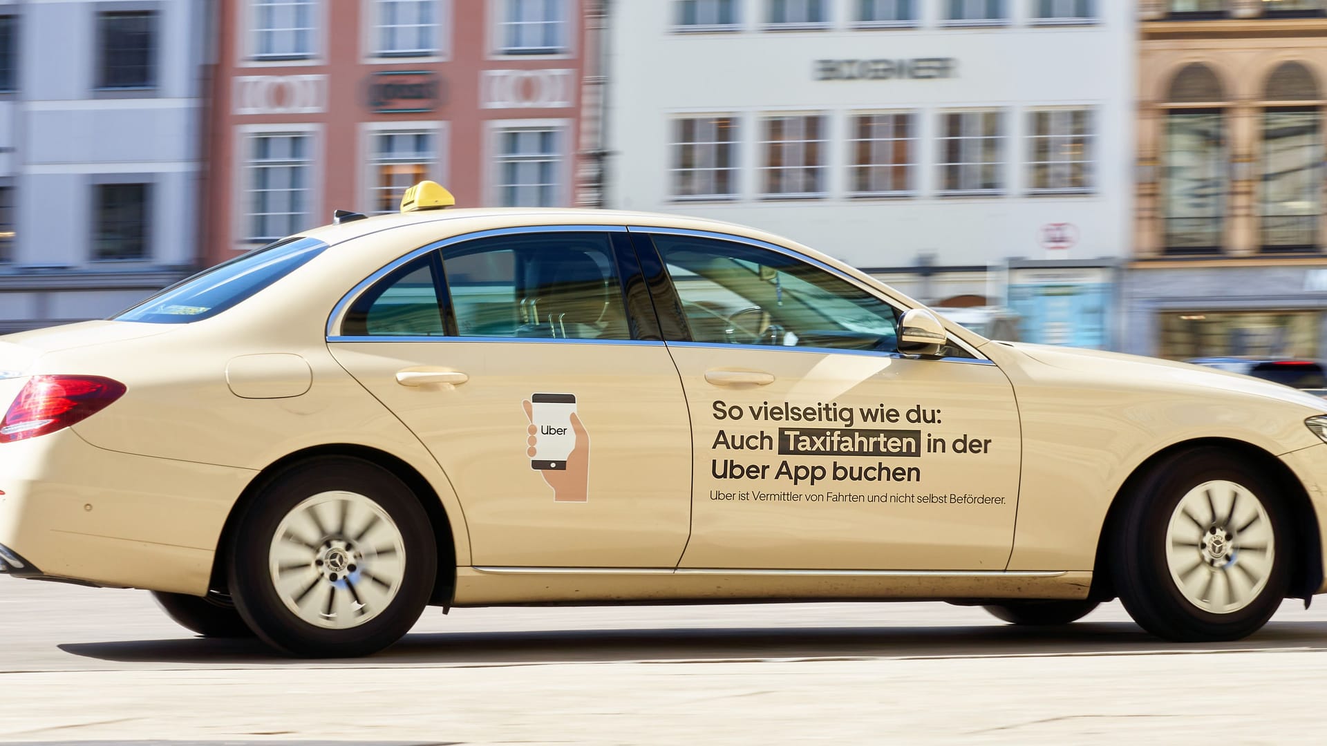 Seit März 2023 kann man auch in München über den Dienstleister Uber ein Taxi bestellen (Symbolbild).