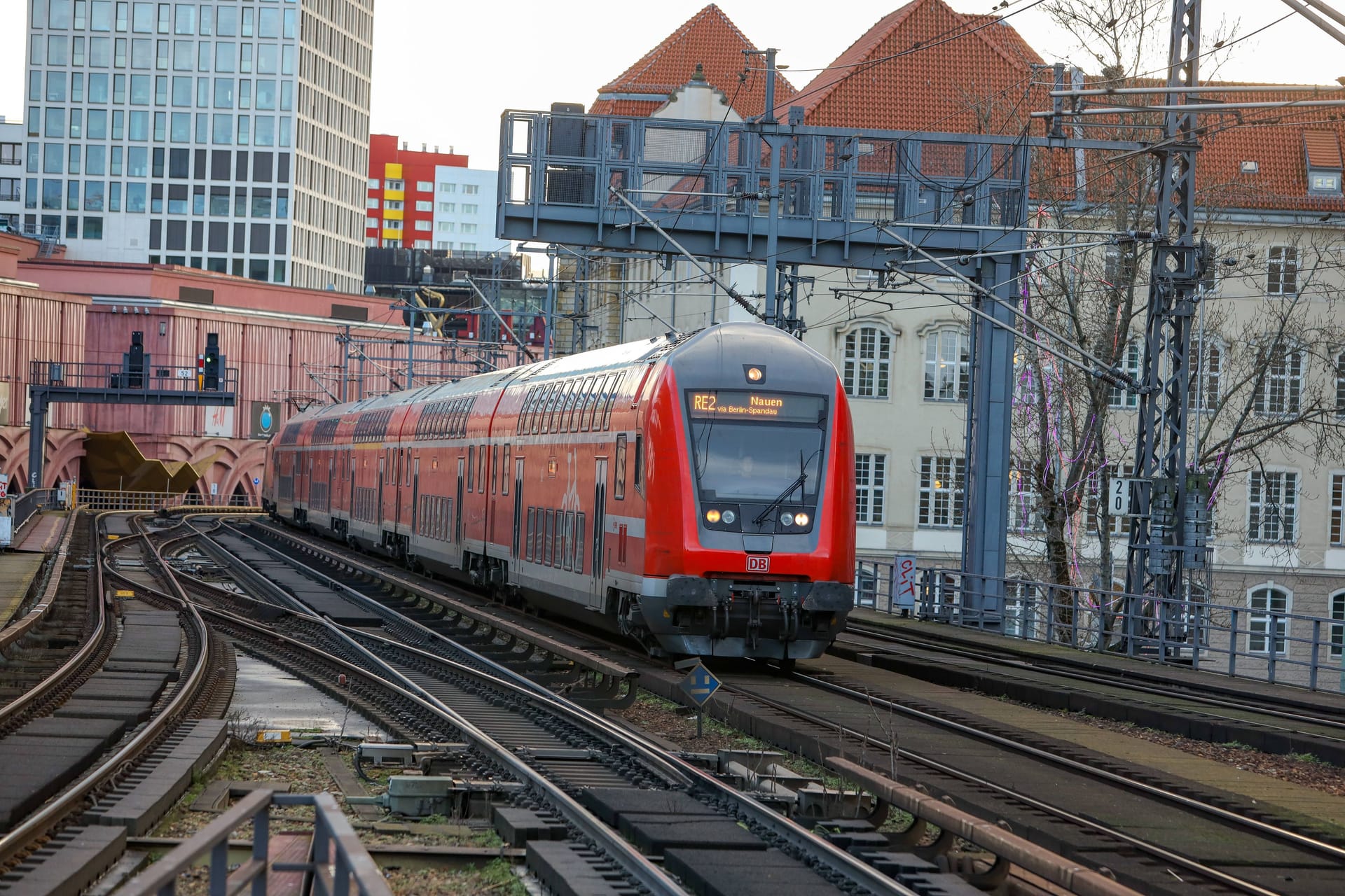 Ein Regionalexpress in Berlin (Archivbild): Bis Freitag kommt es weiter zu Einschränkungen.