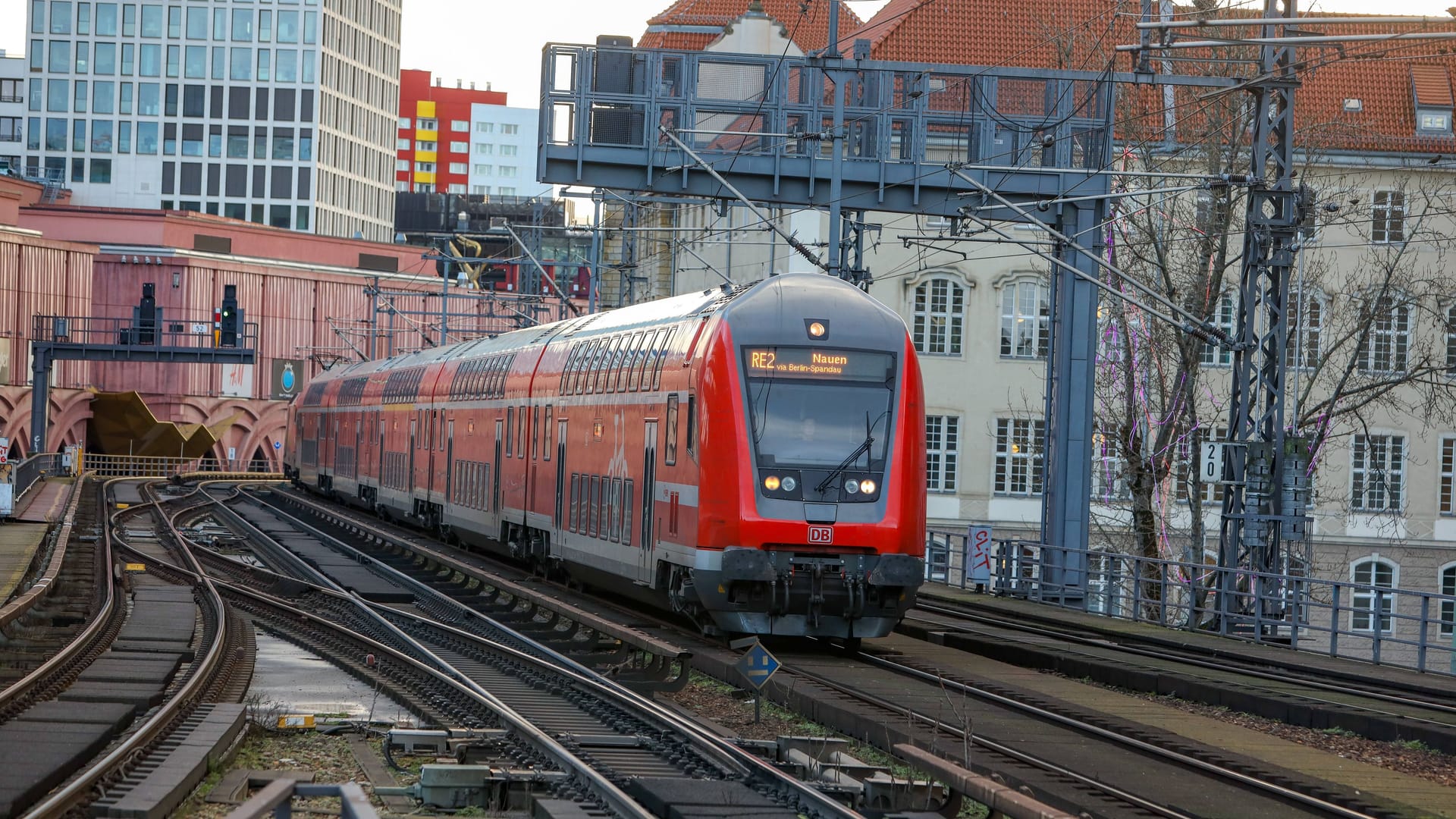 Ein Regionalexpress in Berlin (Archivbild): Bis Freitag kommt es weiter zu Einschränkungen.